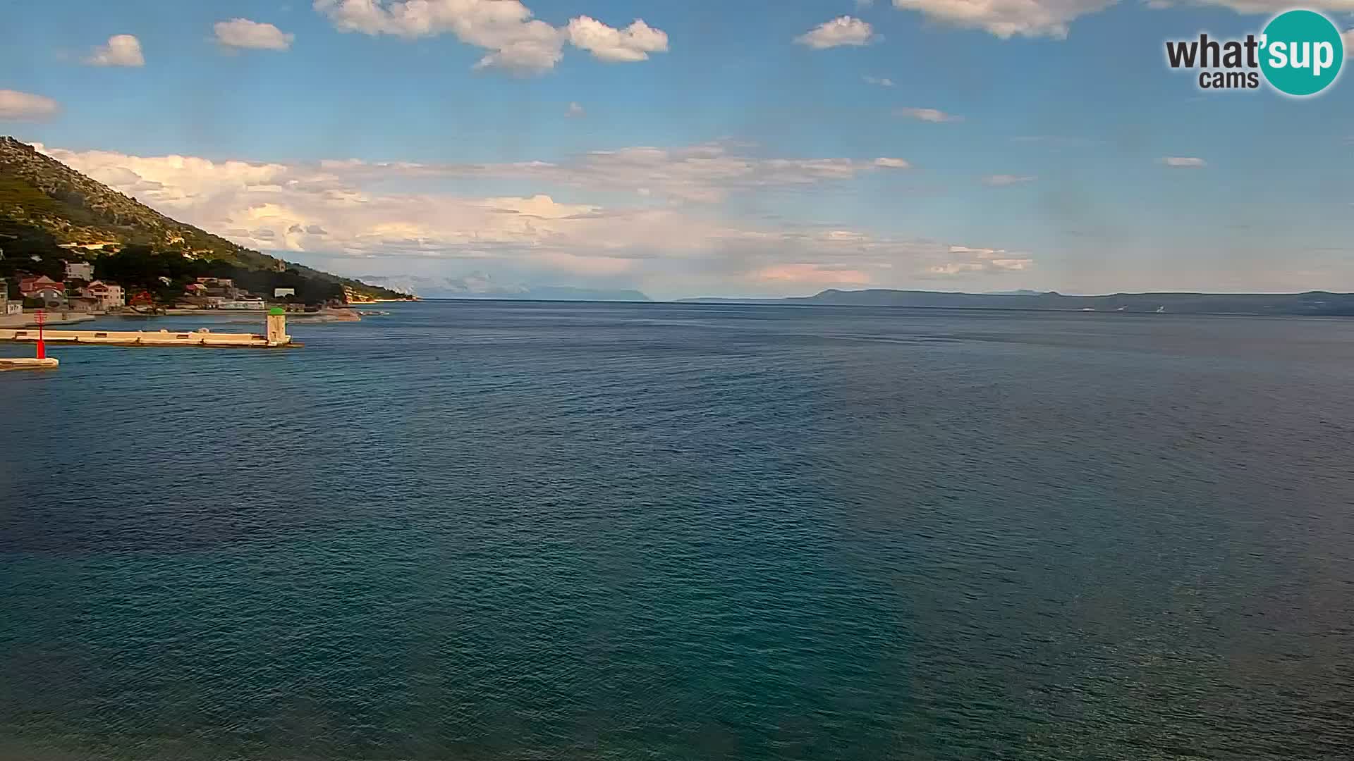 Spletna kamera Bol – Center mesta in marina v živo