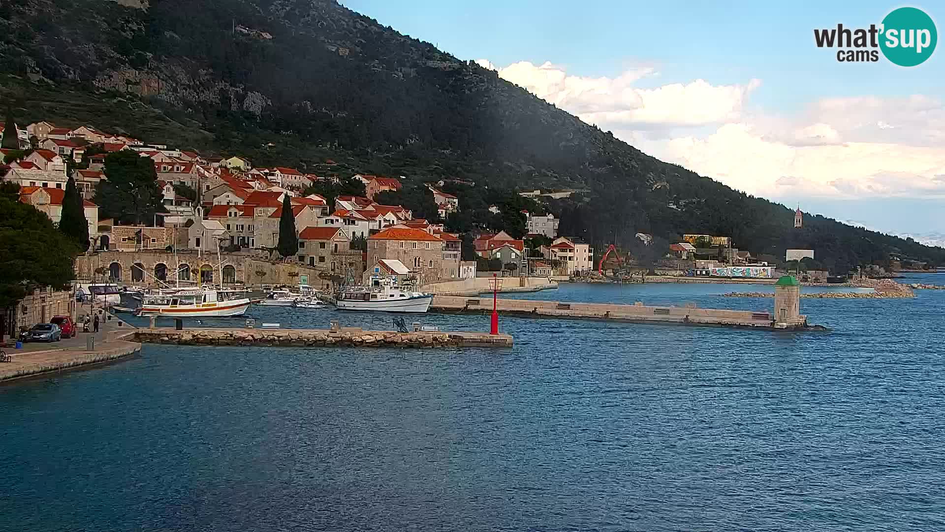 Web kamera Bol – Centar mjesta i marina | Pogled uživo