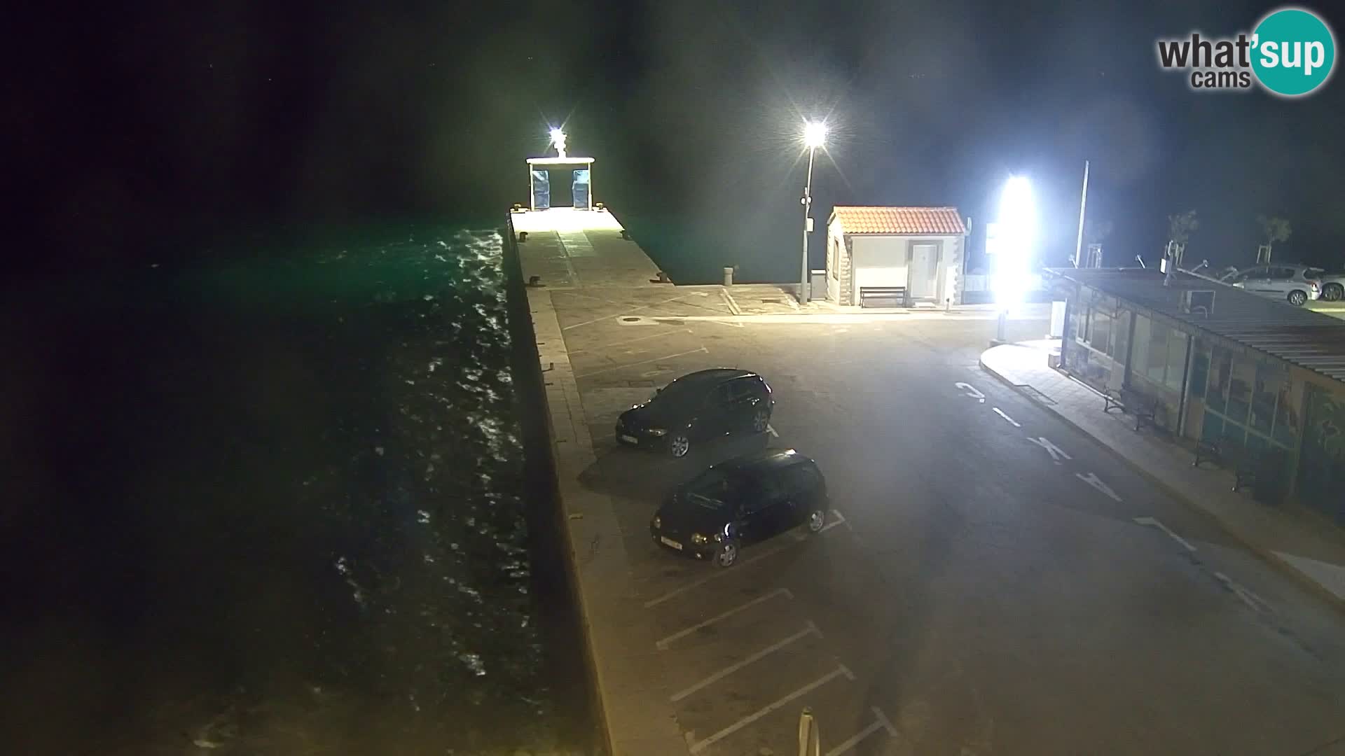 Spletna kamera Bol – Center mesta in marina v živo