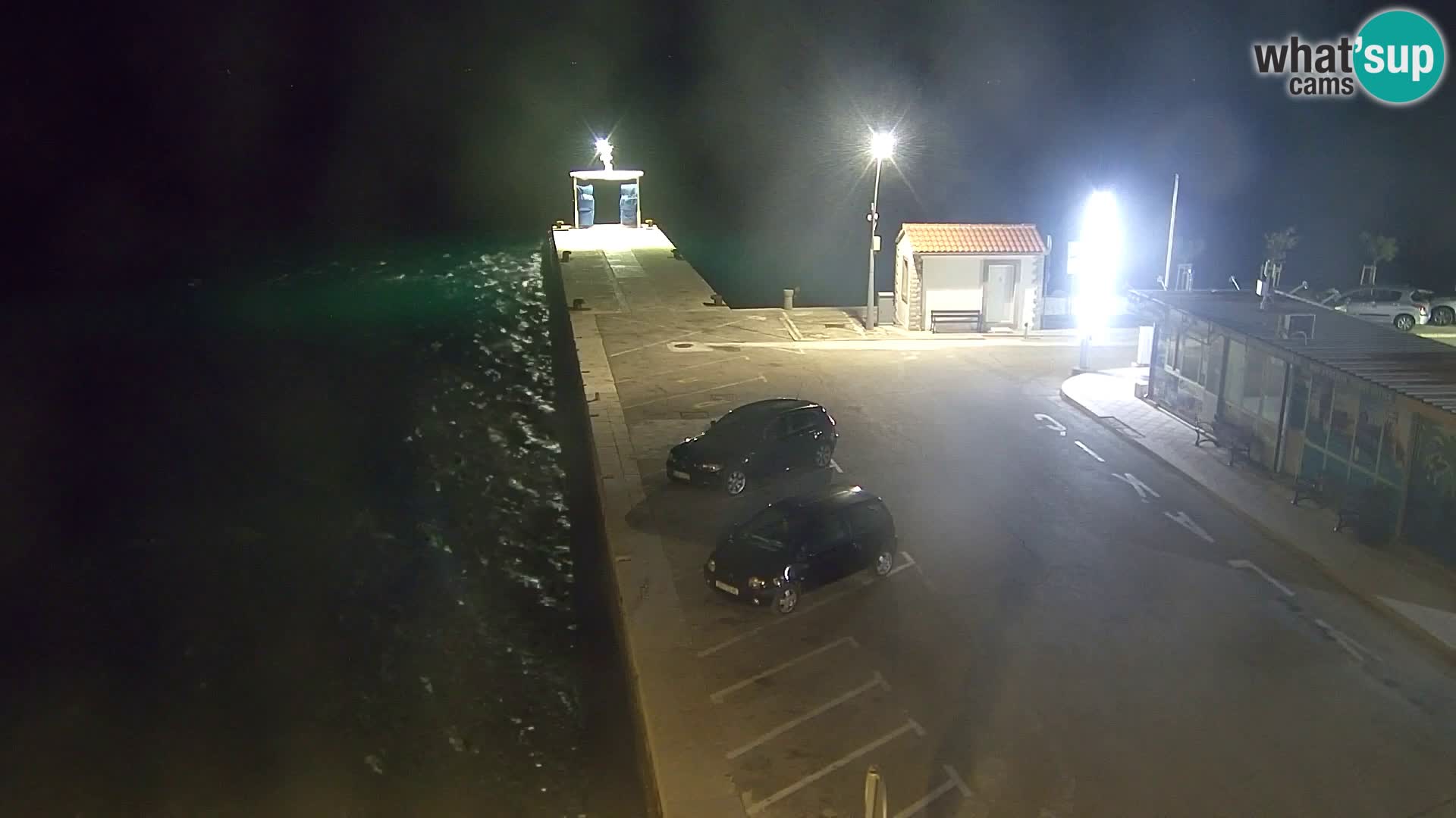 Spletna kamera Bol – Center mesta in marina v živo