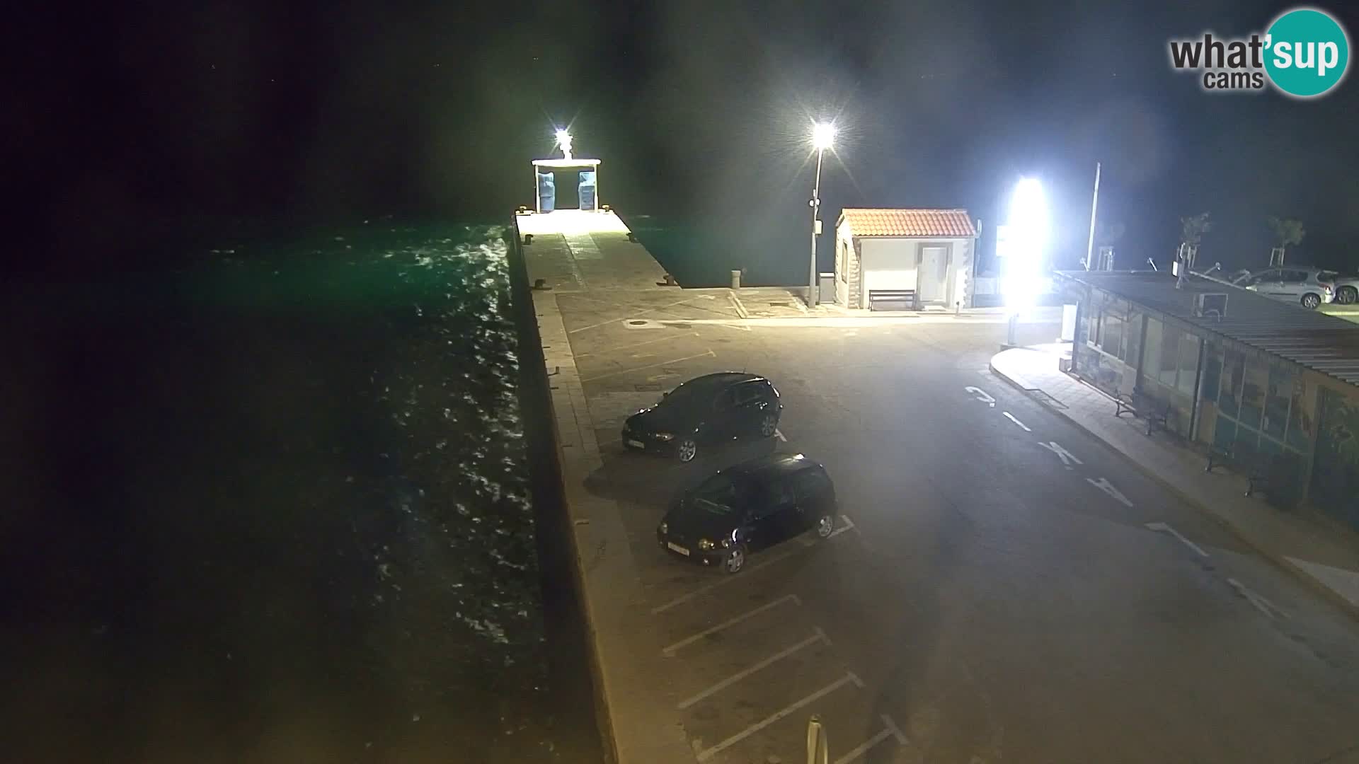 Spletna kamera Bol – Center mesta in marina v živo