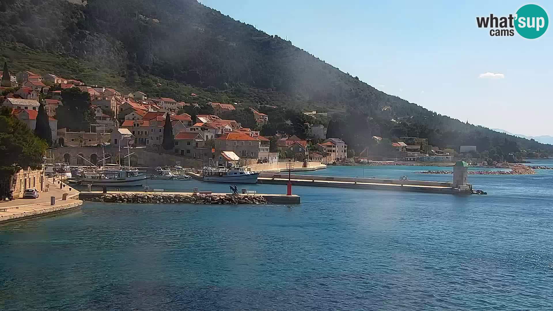 Spletna kamera Bol – Center mesta in marina v živo