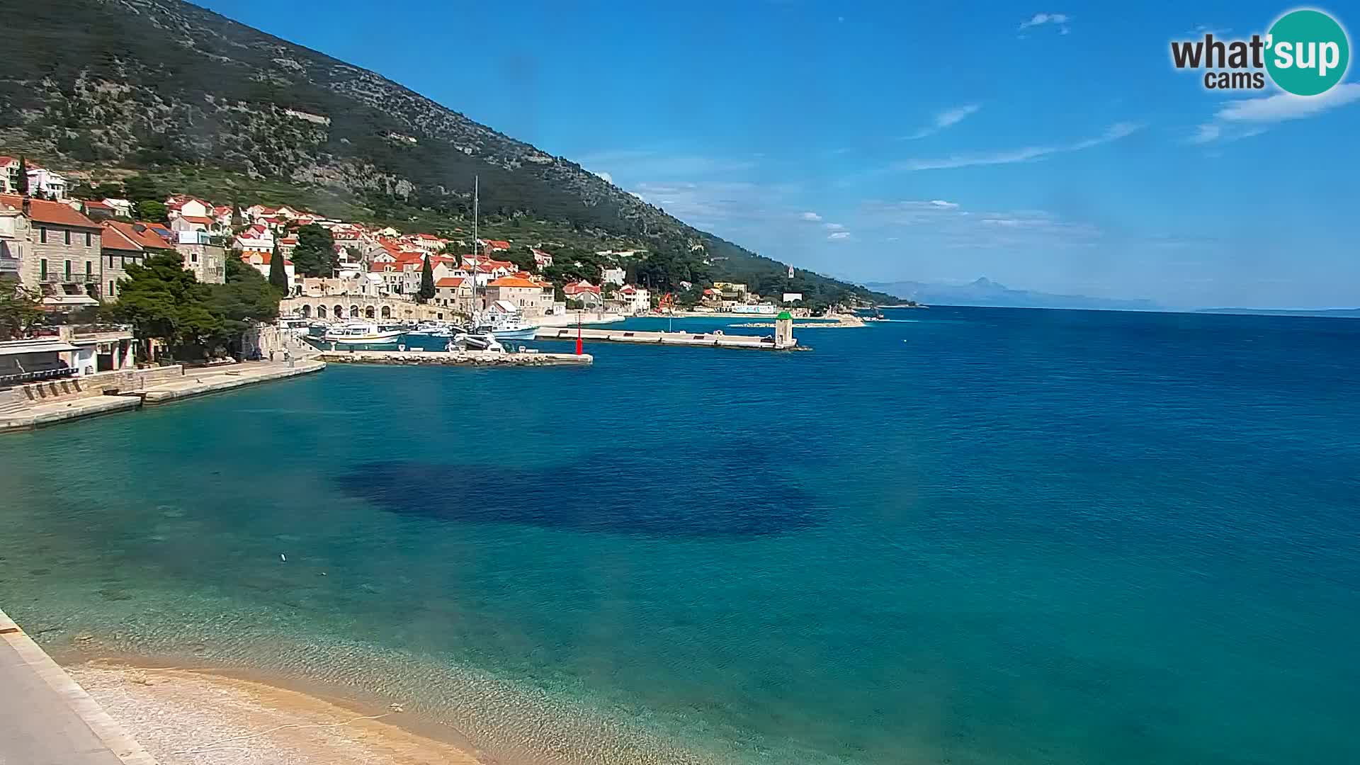 Spletna kamera Bol – Center mesta in marina v živo