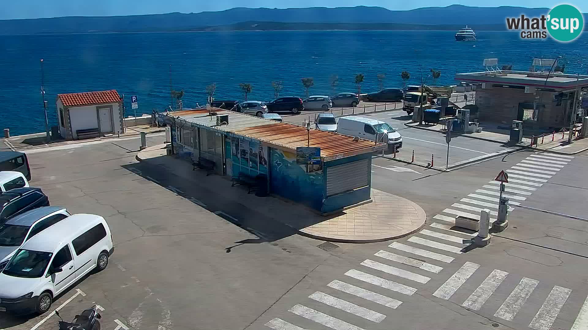 Spletna kamera Bol – Center mesta in marina v živo