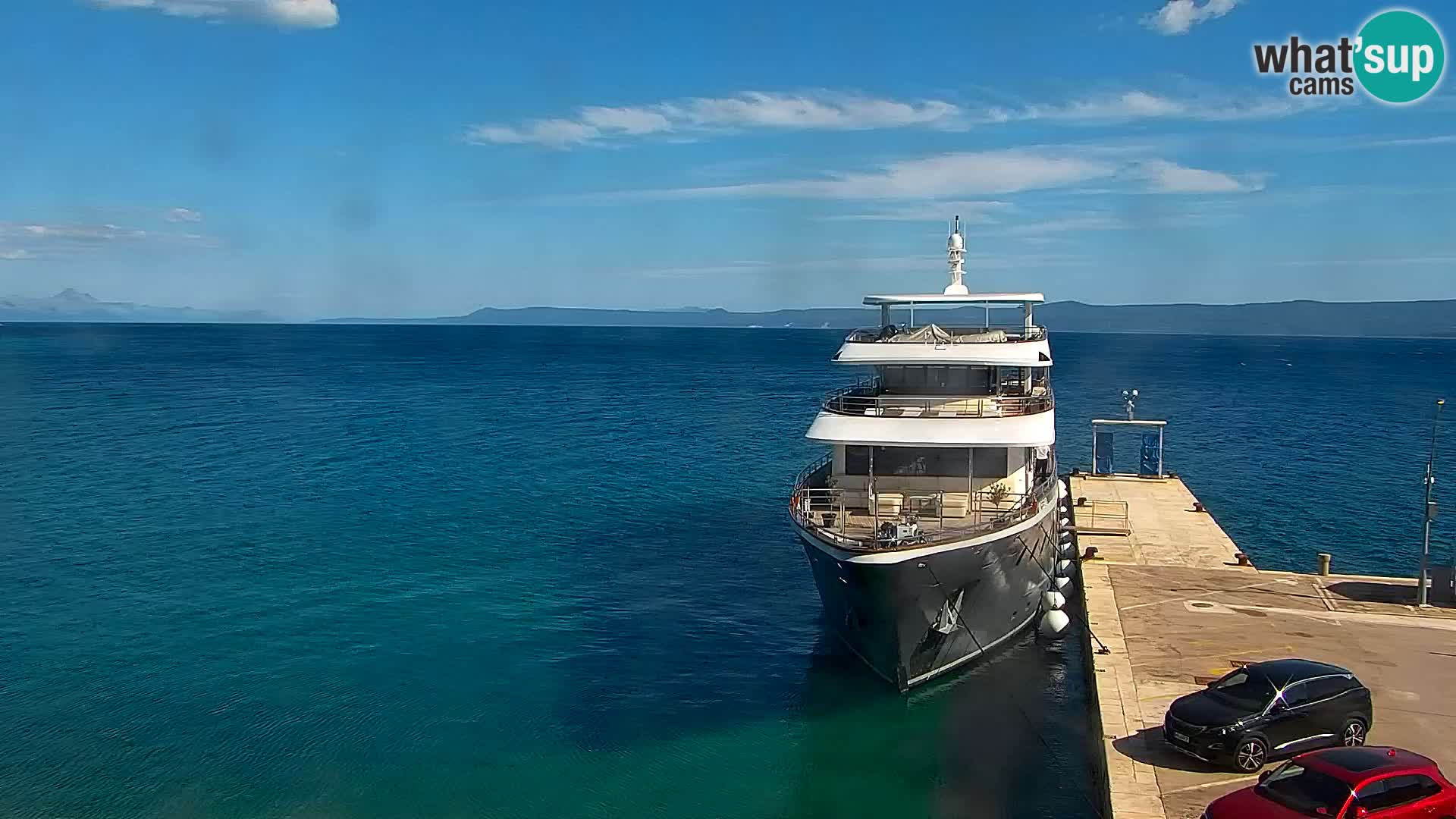 Spletna kamera Bol – Center mesta in marina v živo