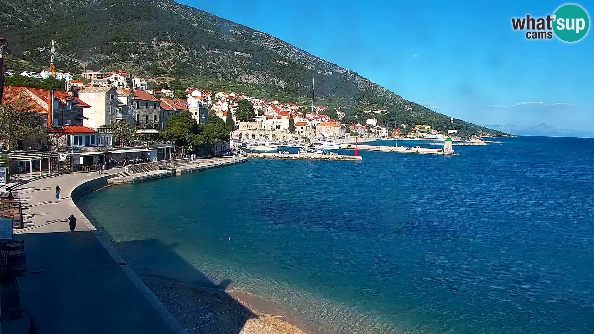 Spletna kamera Bol – Center mesta in marina v živo