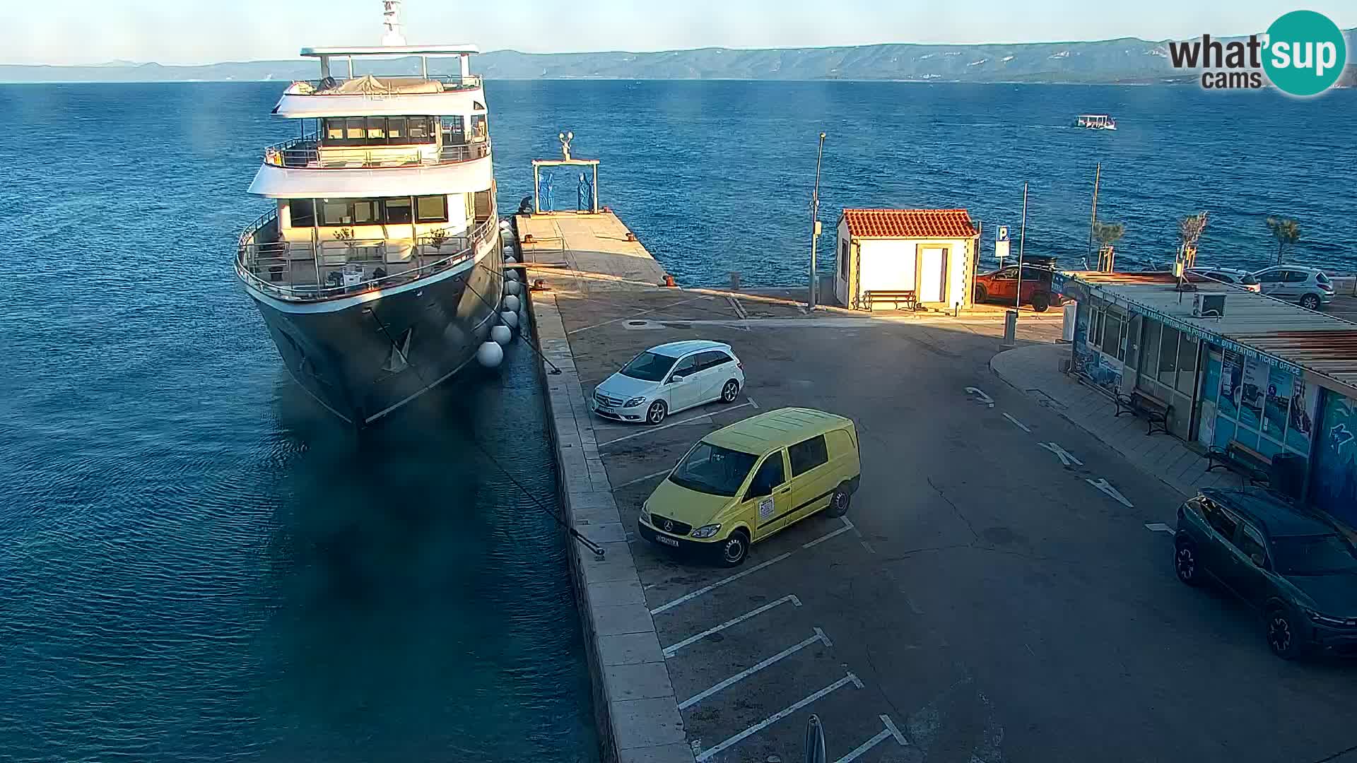 Web kamera Bol – Centar mjesta i marina | Pogled uživo