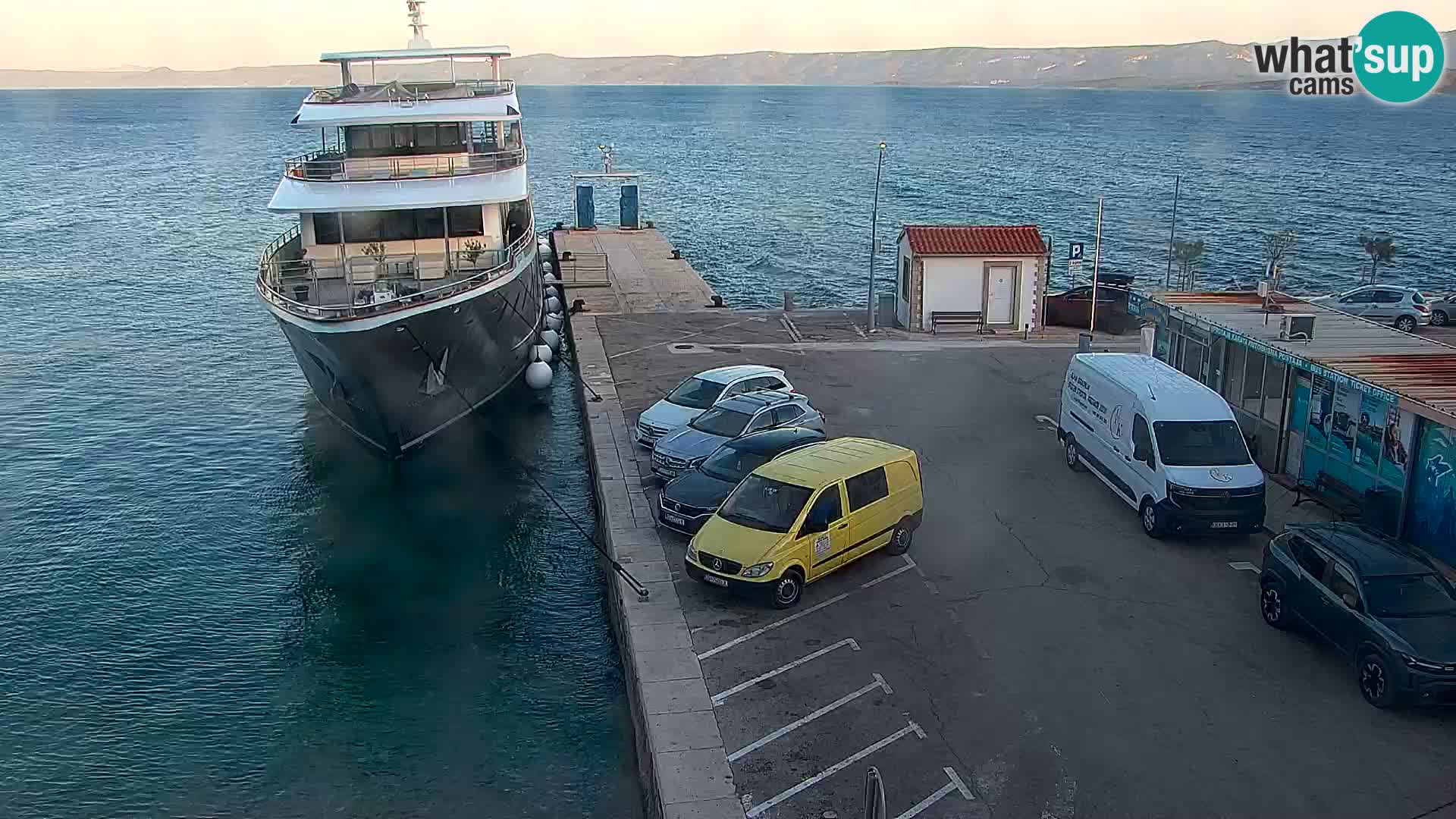 Web kamera Bol – Centar mjesta i marina | Pogled uživo