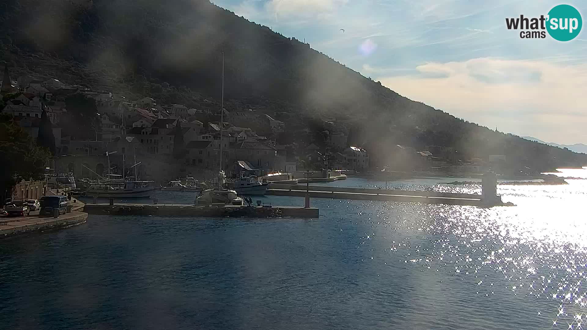 Web kamera Bol – Centar mjesta i marina | Pogled uživo