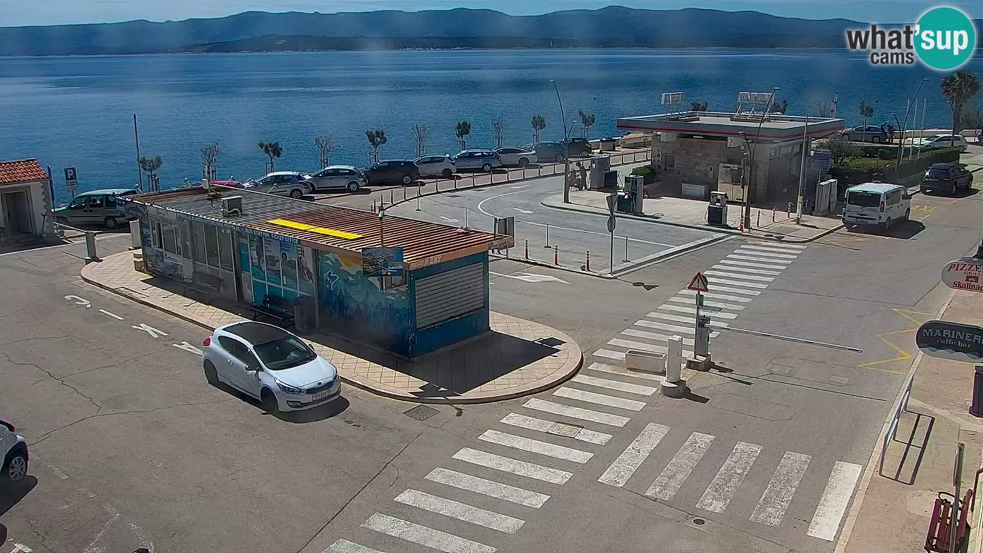 Spletna kamera Bol – Center mesta in marina v živo