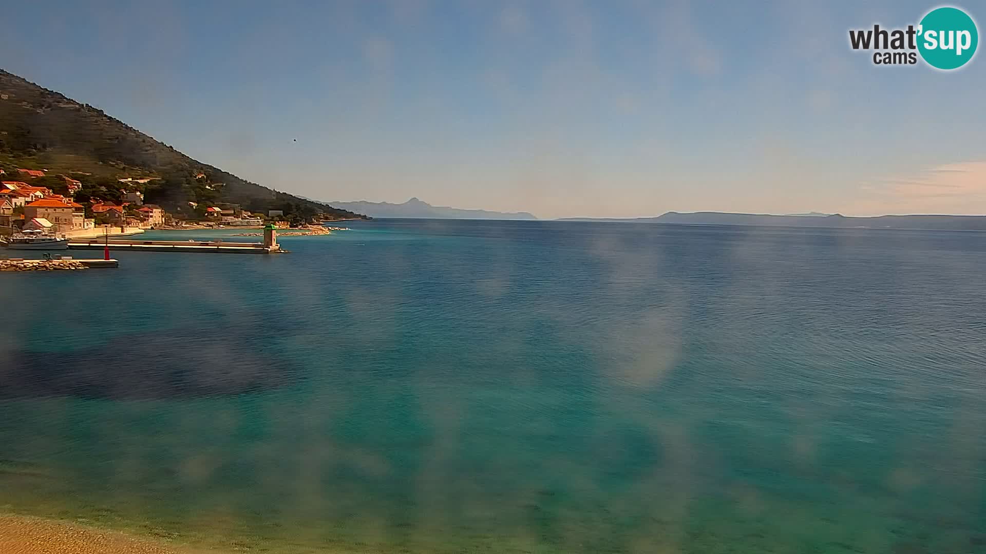 Spletna kamera Bol – Center mesta in marina v živo