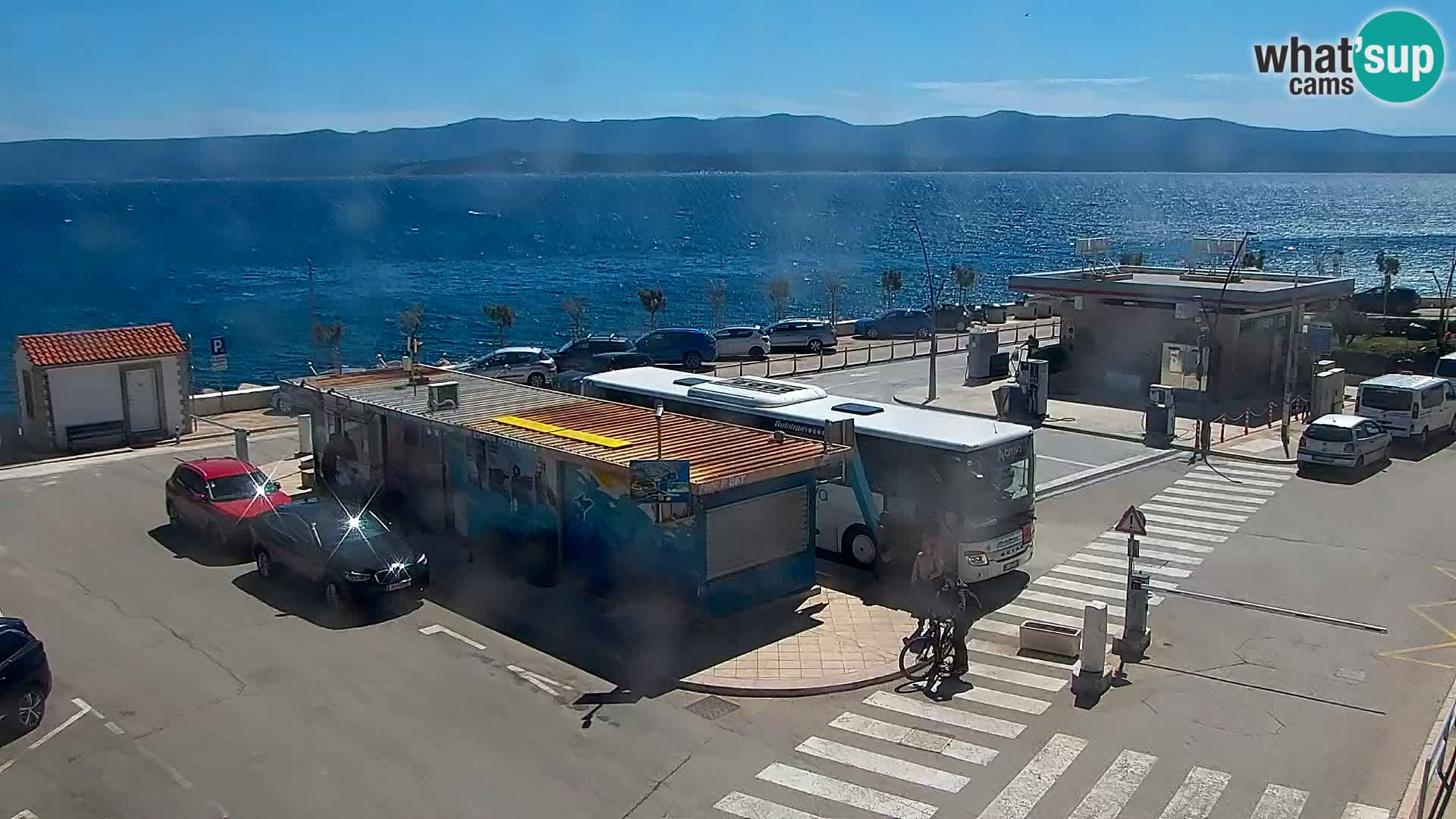 Spletna kamera Bol – Center mesta in marina v živo