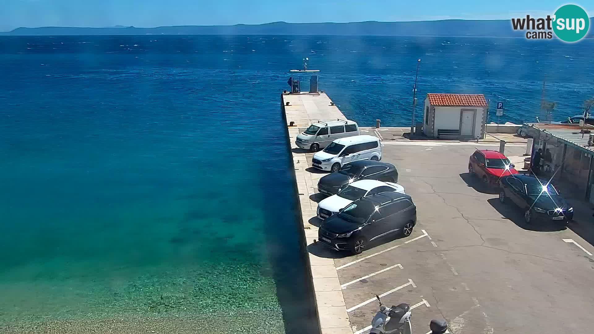 Spletna kamera Bol – Center mesta in marina v živo