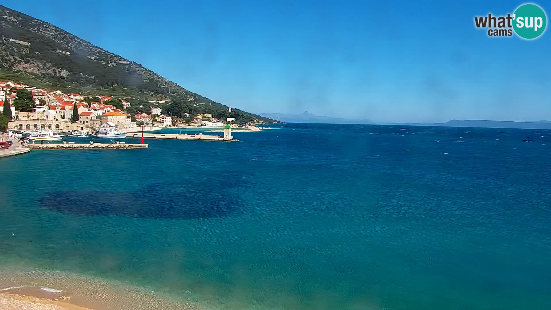 Spletna kamera Bol – Center mesta in marina v živo