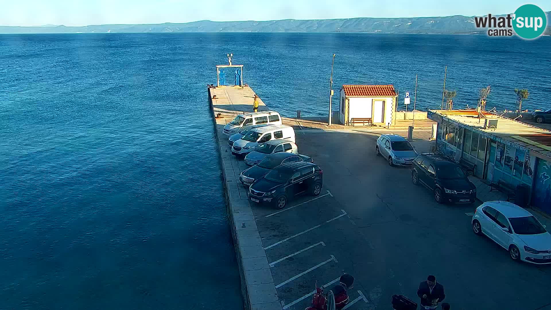 Spletna kamera Bol – Center mesta in marina v živo