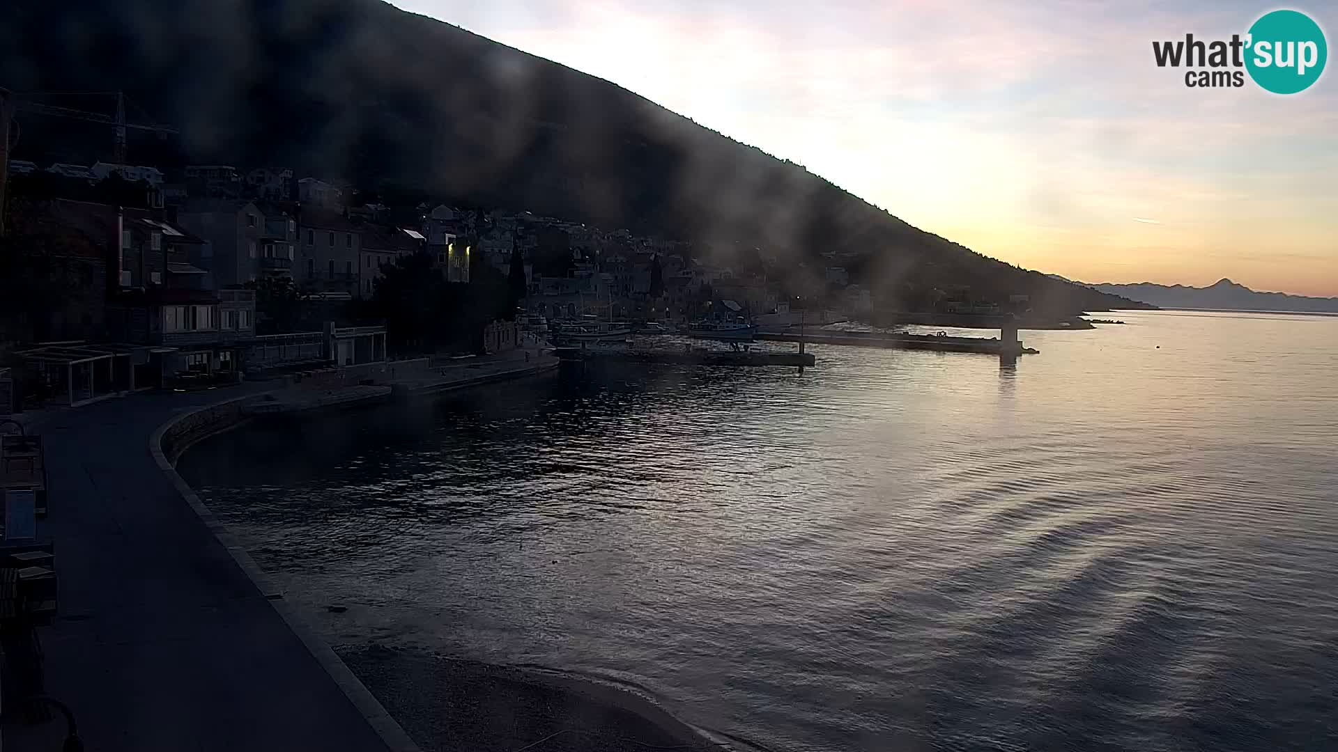 Web kamera Bol – Centar mjesta i marina | Pogled uživo