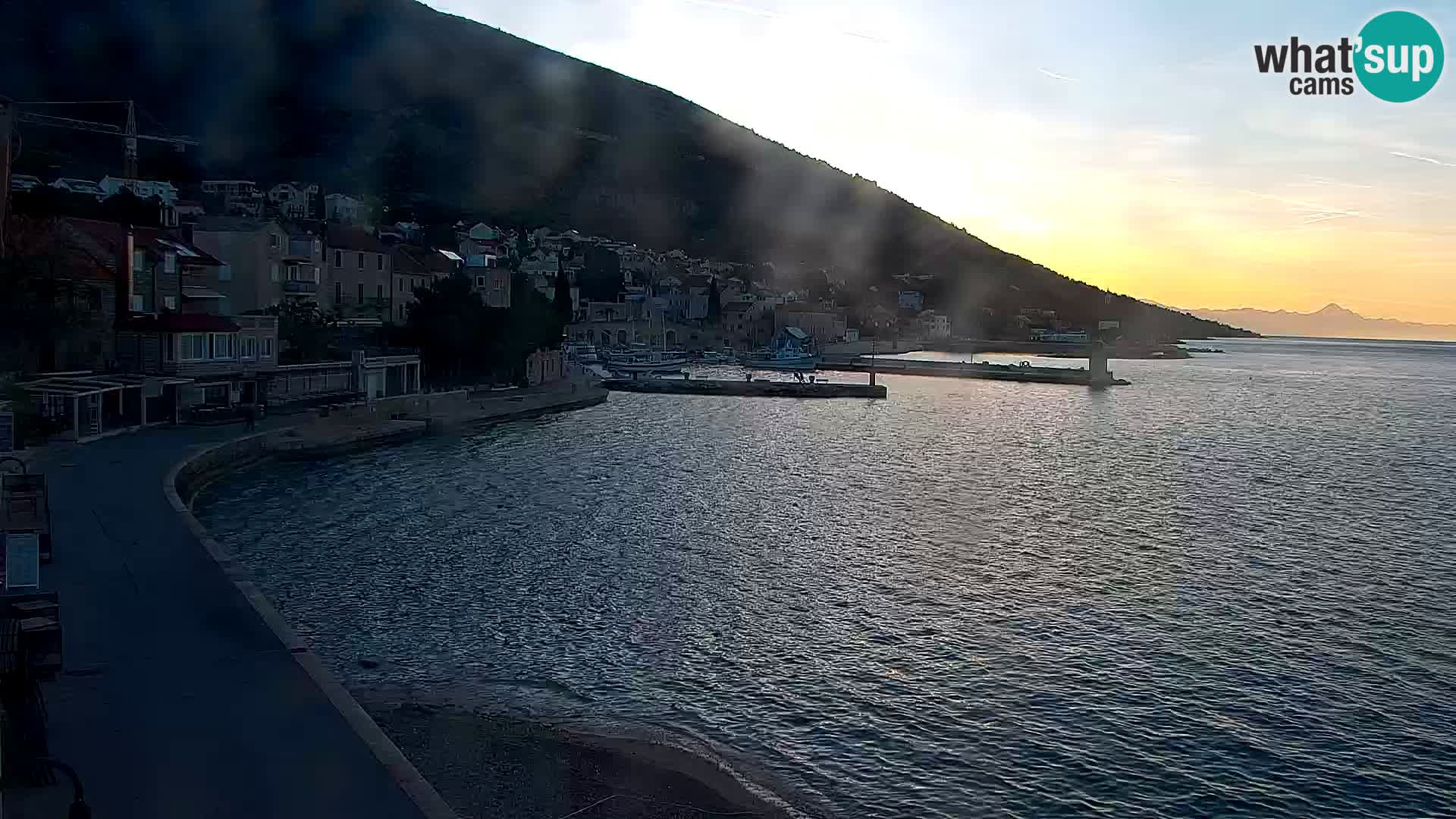 Spletna kamera Bol – Center mesta in marina v živo