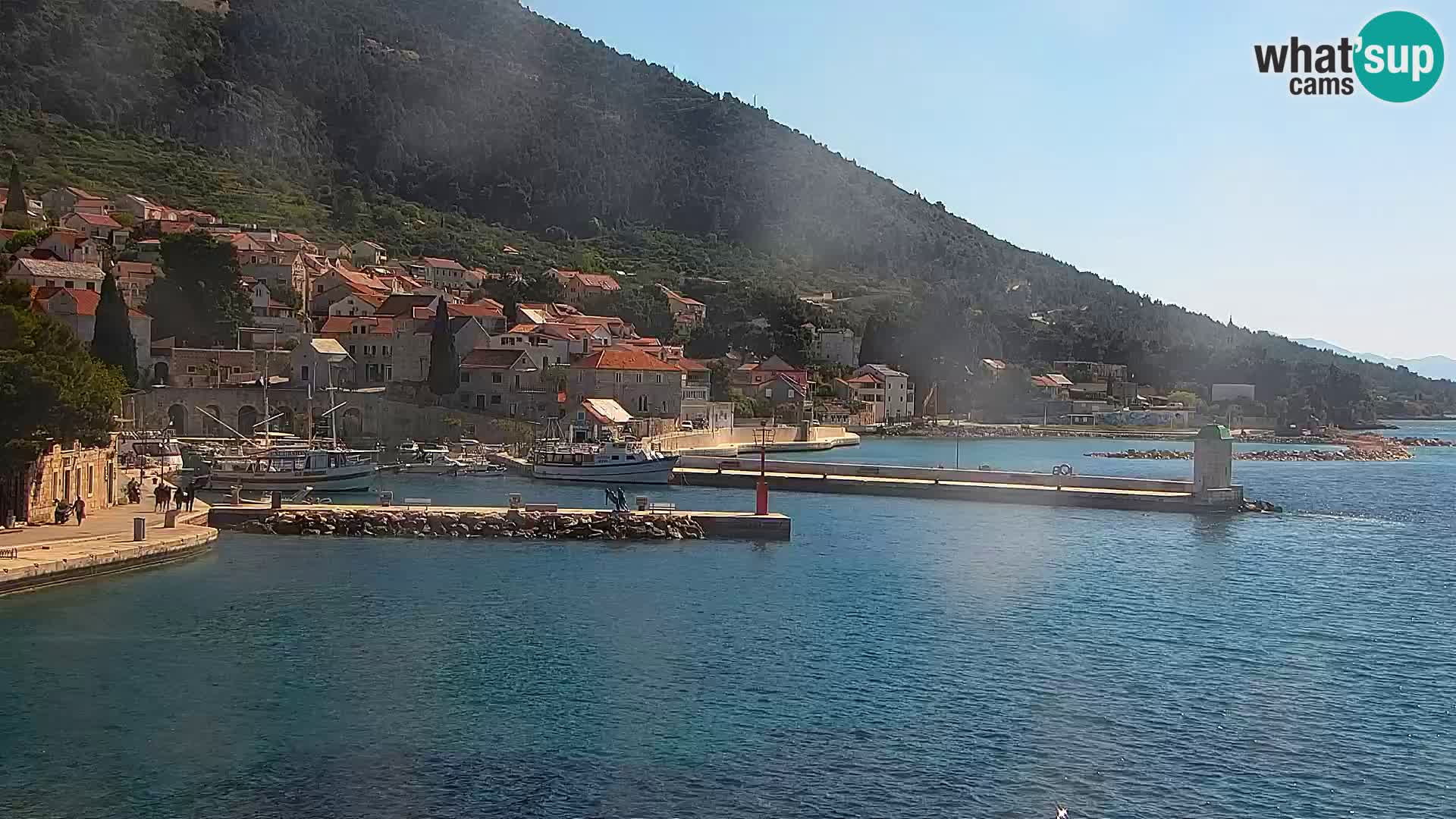 Spletna kamera Bol – Center mesta in marina v živo