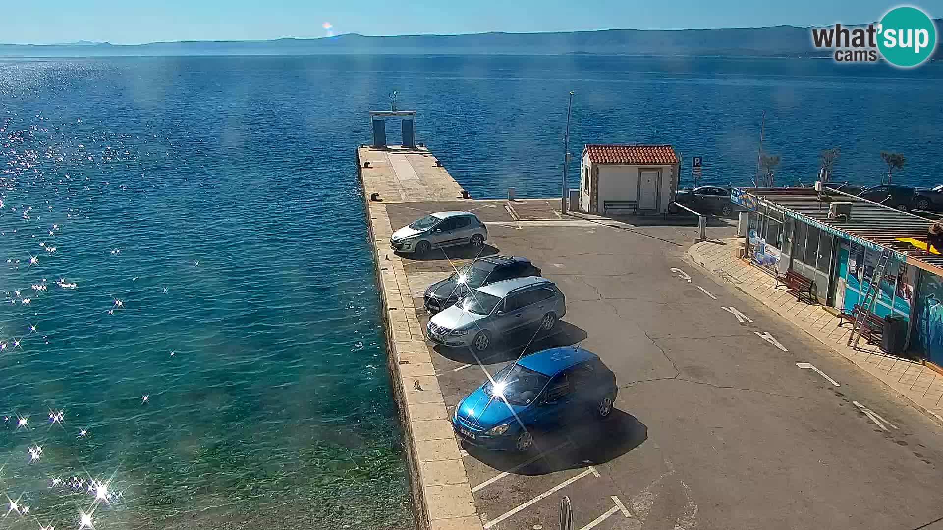 Spletna kamera Bol – Center mesta in marina v živo