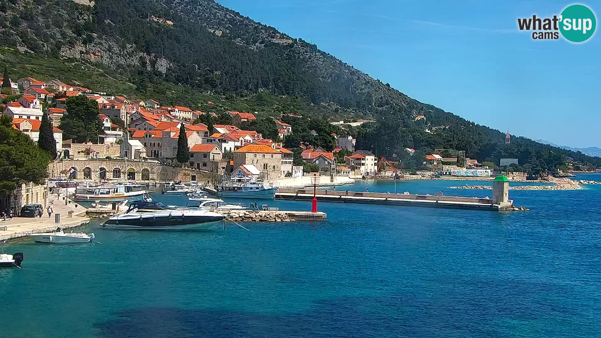 Spletna kamera Bol – Center mesta in marina v živo