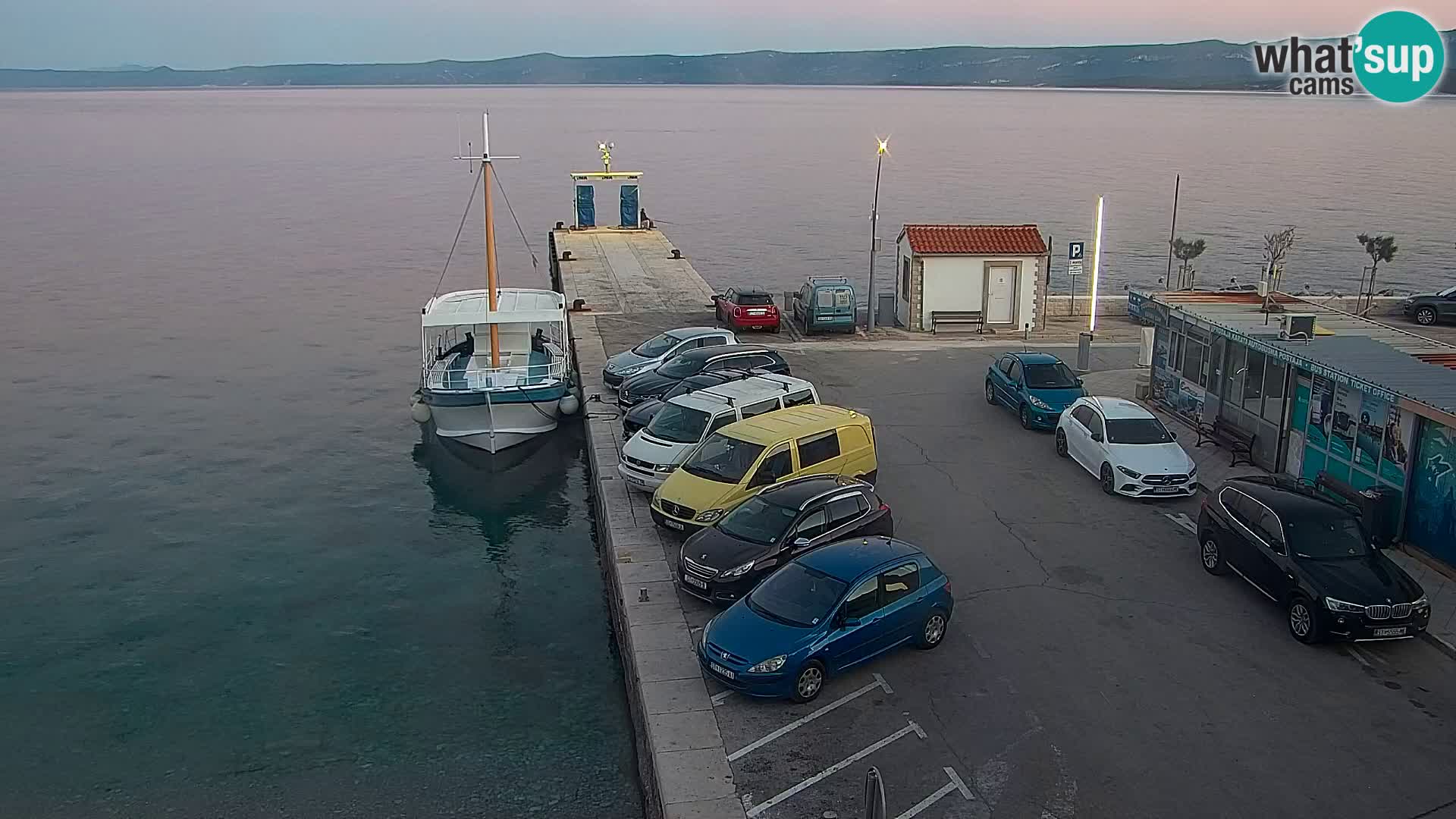 Webcam Bol Centro e Marina – Vista live dal porto di Bol