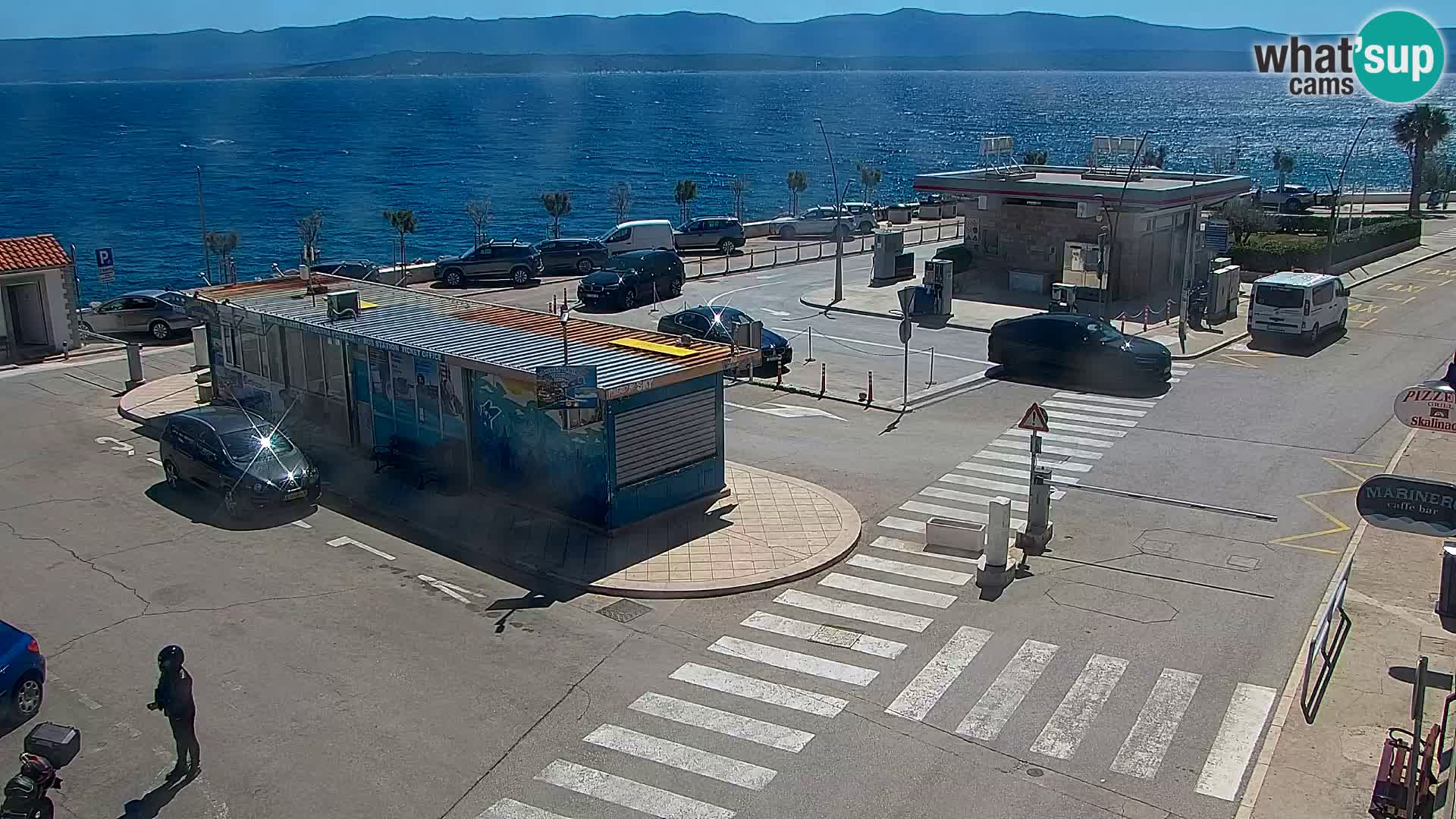 Spletna kamera Bol – Center mesta in marina v živo