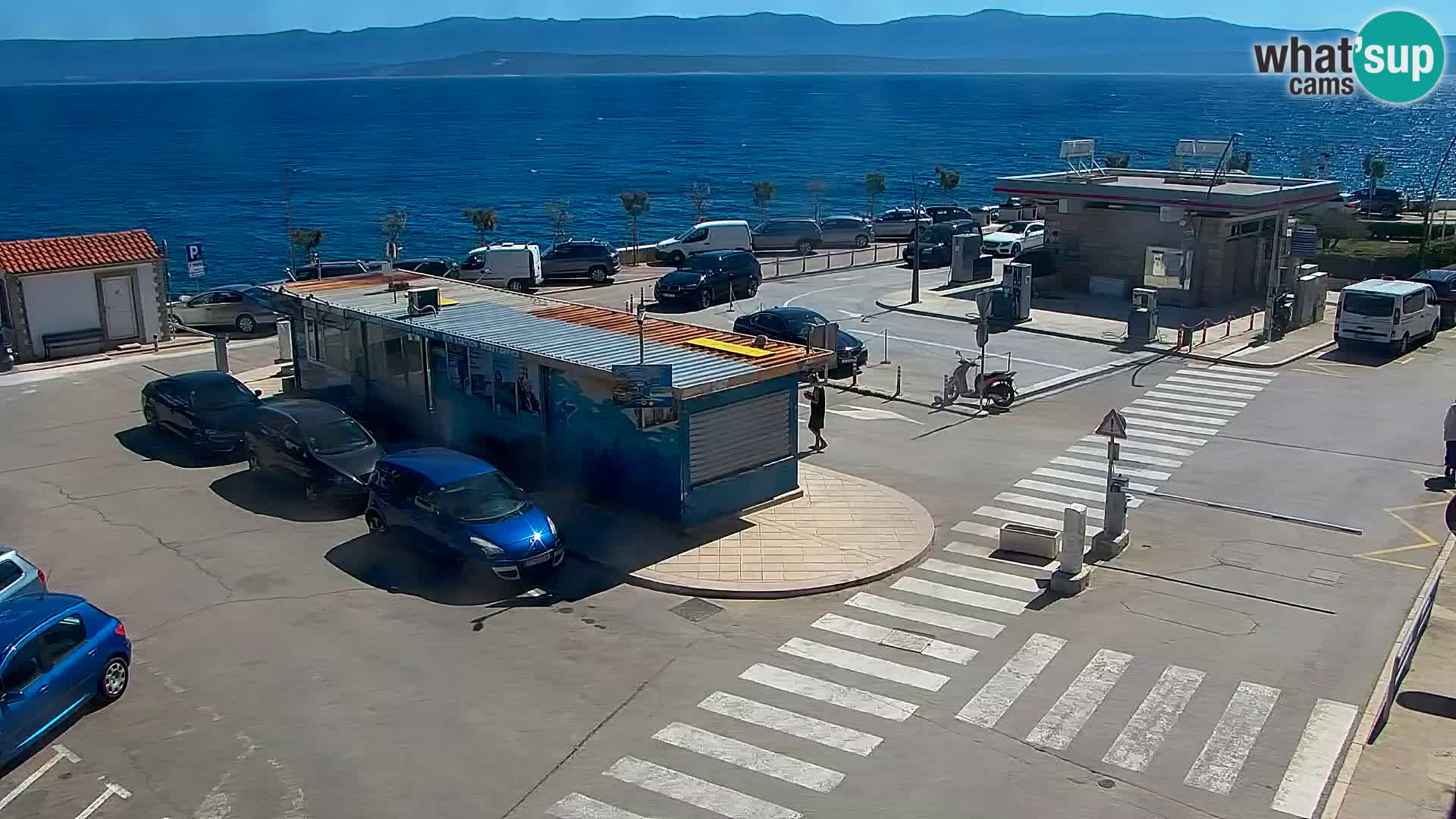 Spletna kamera Bol – Center mesta in marina v živo