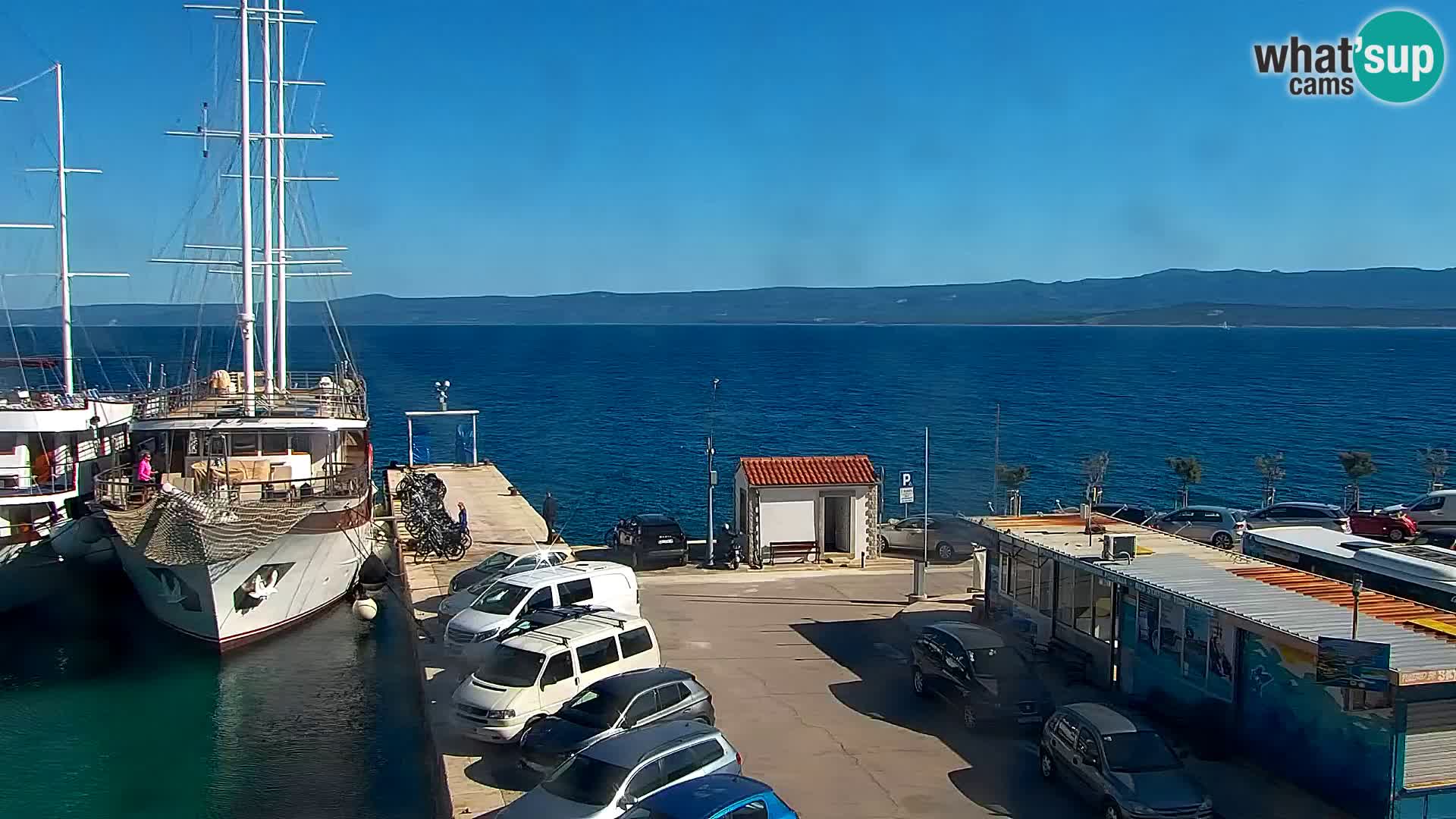 Spletna kamera Bol – Center mesta in marina v živo