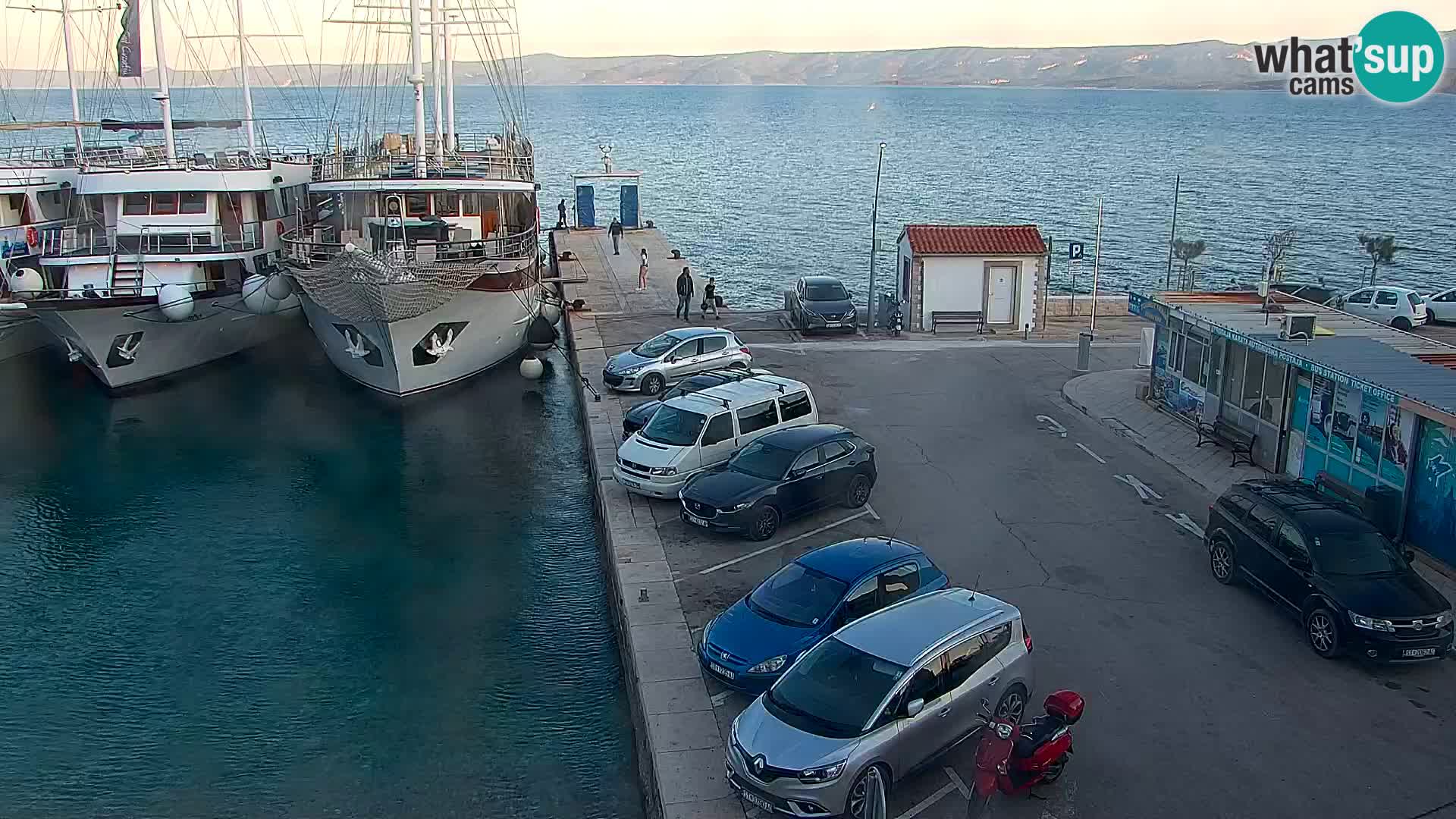Webcam Bol Centro e Marina – Vista live dal porto di Bol