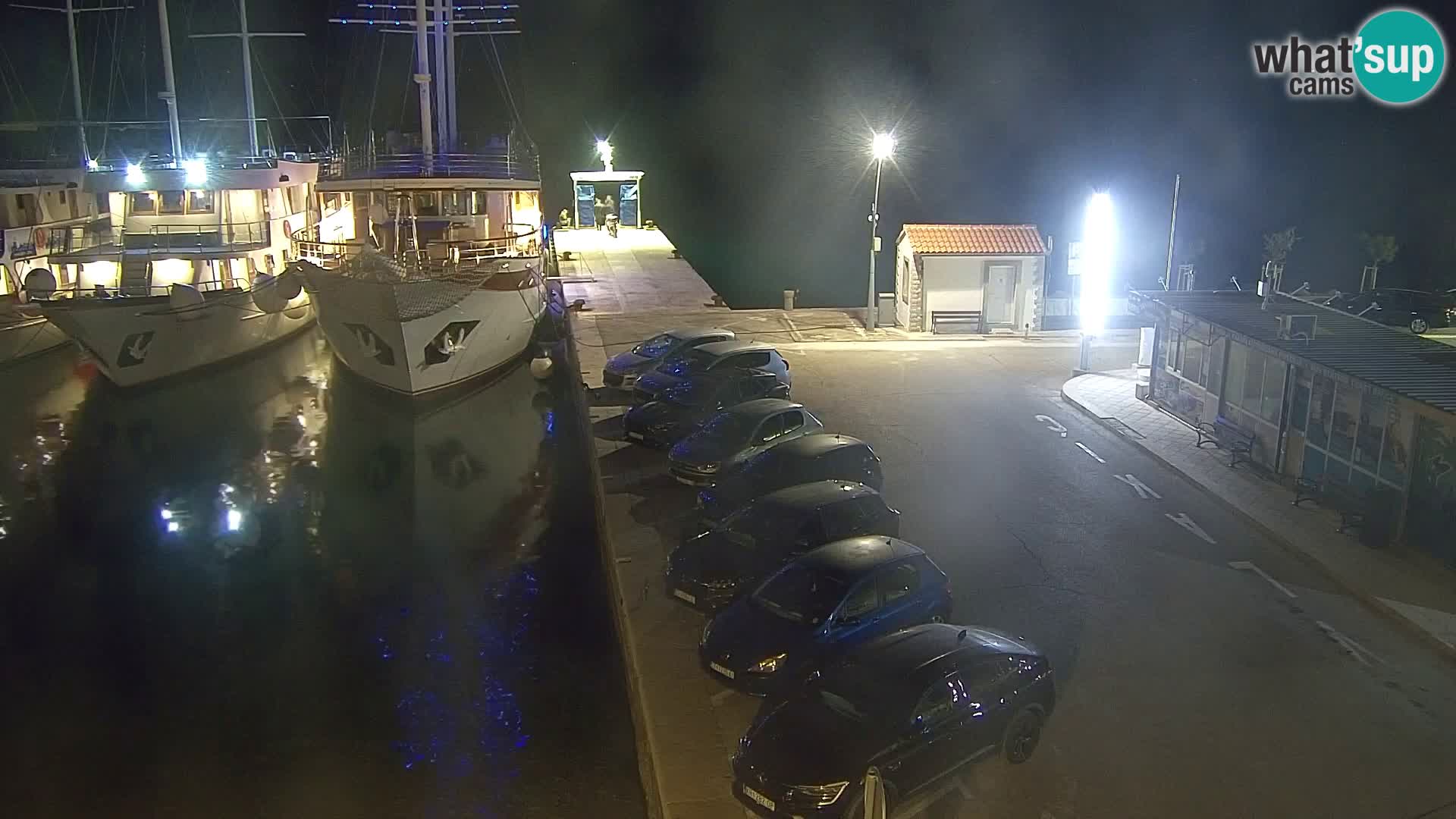 Spletna kamera Bol – Center mesta in marina v živo