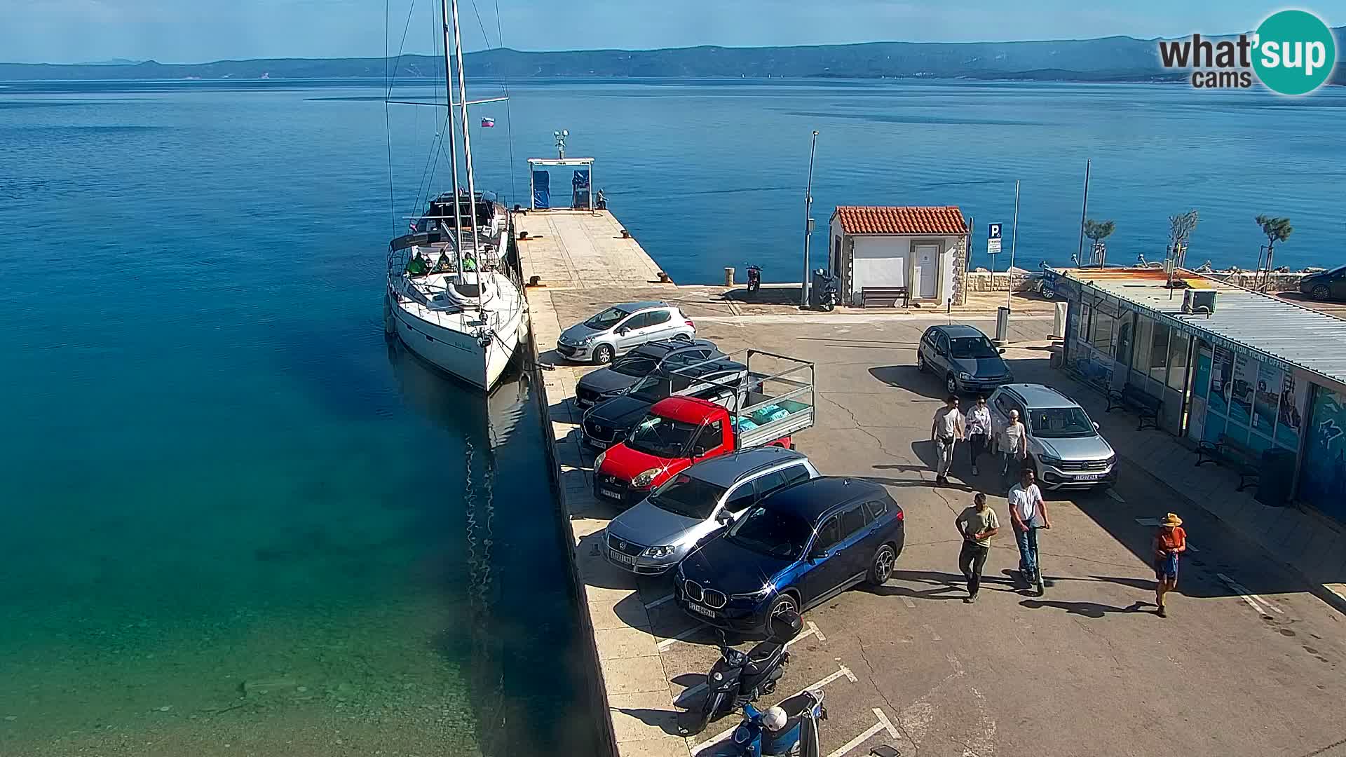 Spletna kamera Bol – Center mesta in marina v živo