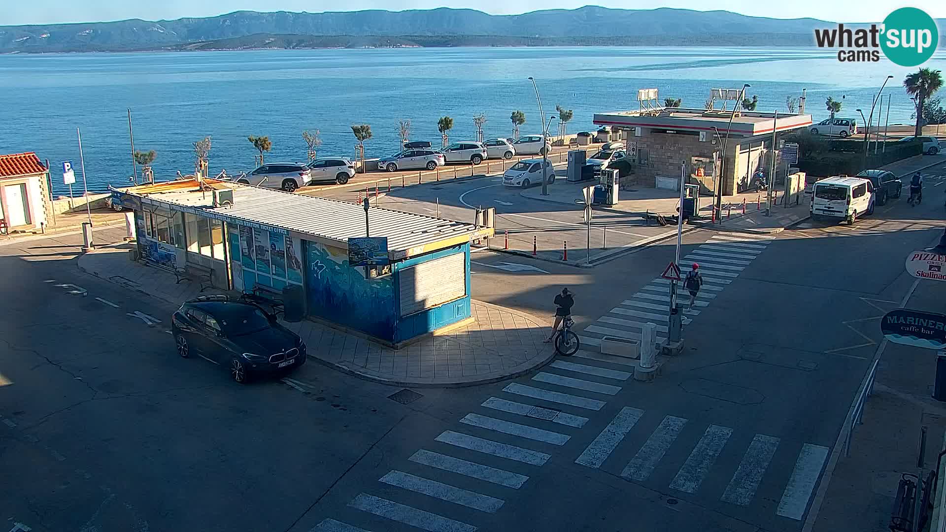 Spletna kamera Bol – Center mesta in marina v živo