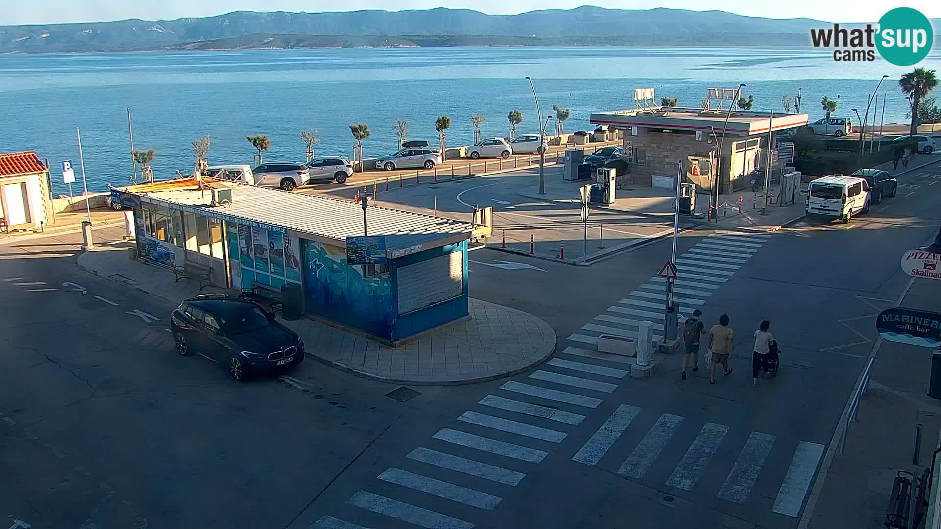 Spletna kamera Bol – Center mesta in marina v živo