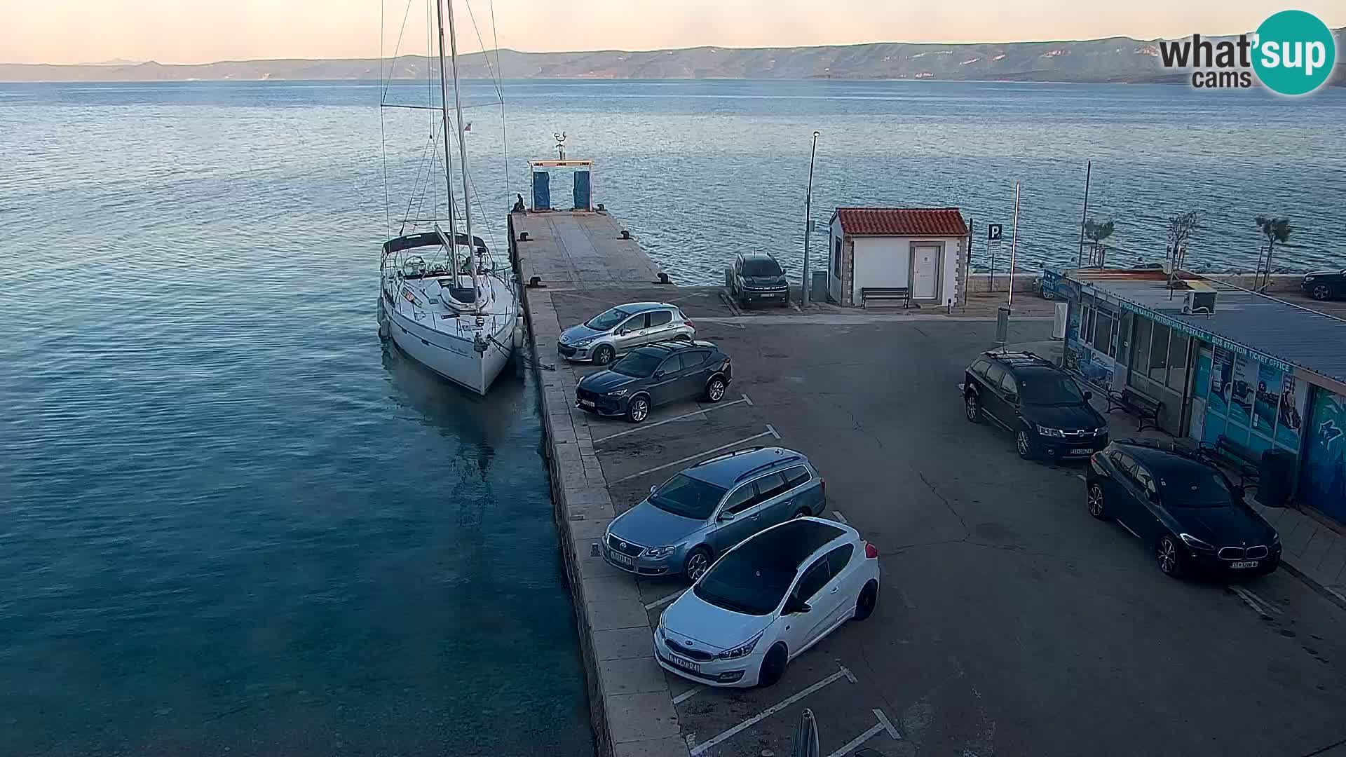 Web kamera Bol – Centar mjesta i marina | Pogled uživo