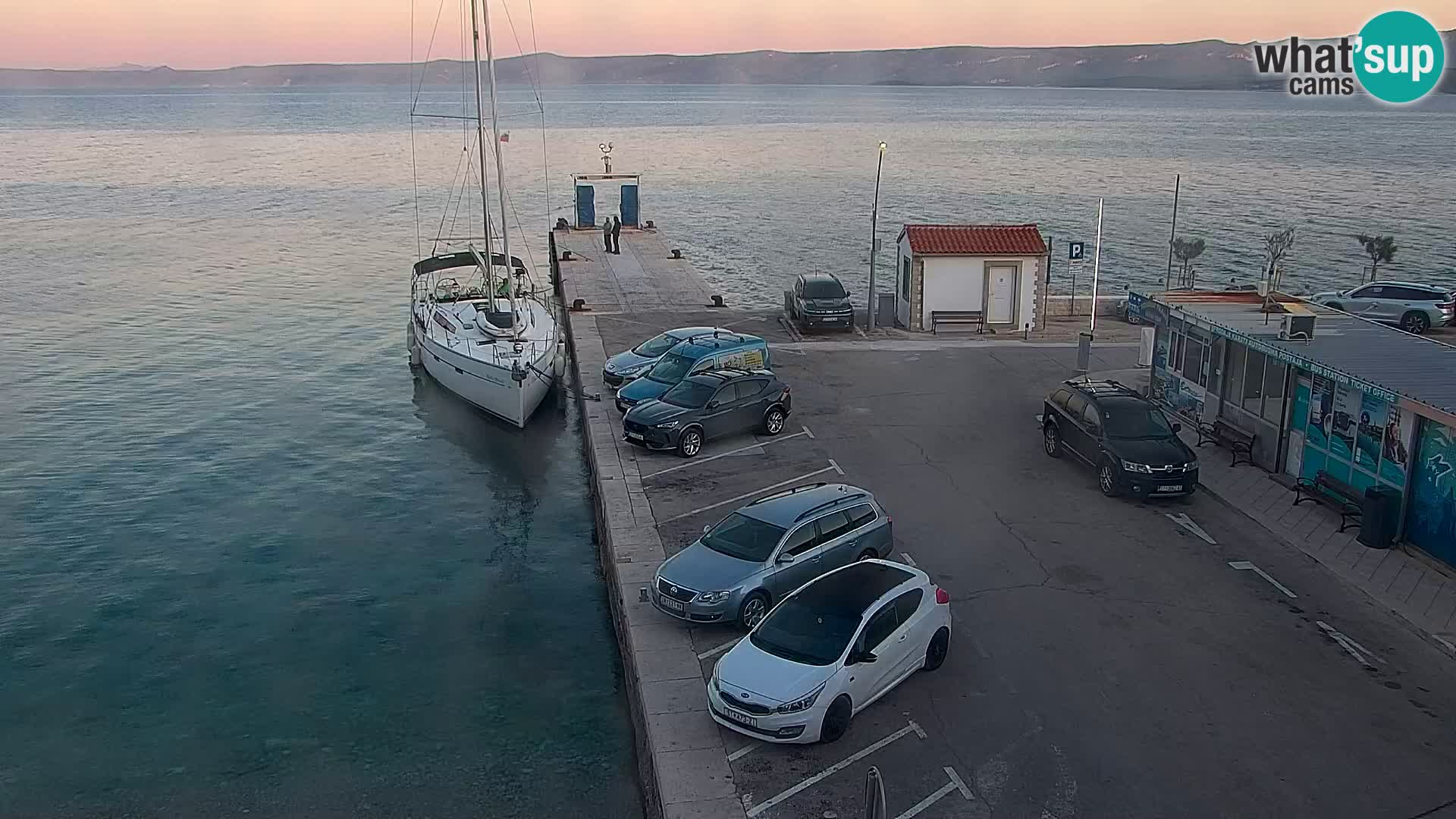 Web kamera Bol – Centar mjesta i marina | Pogled uživo