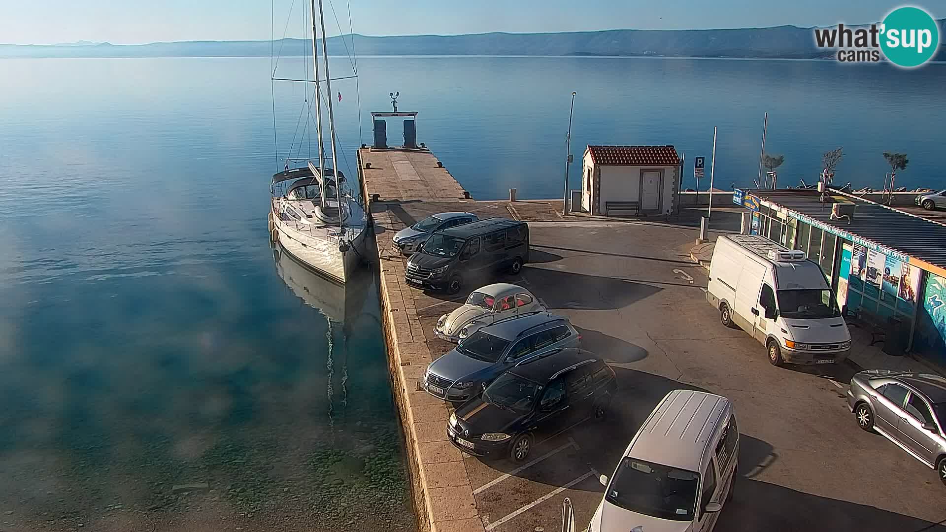 Spletna kamera Bol – Center mesta in marina v živo