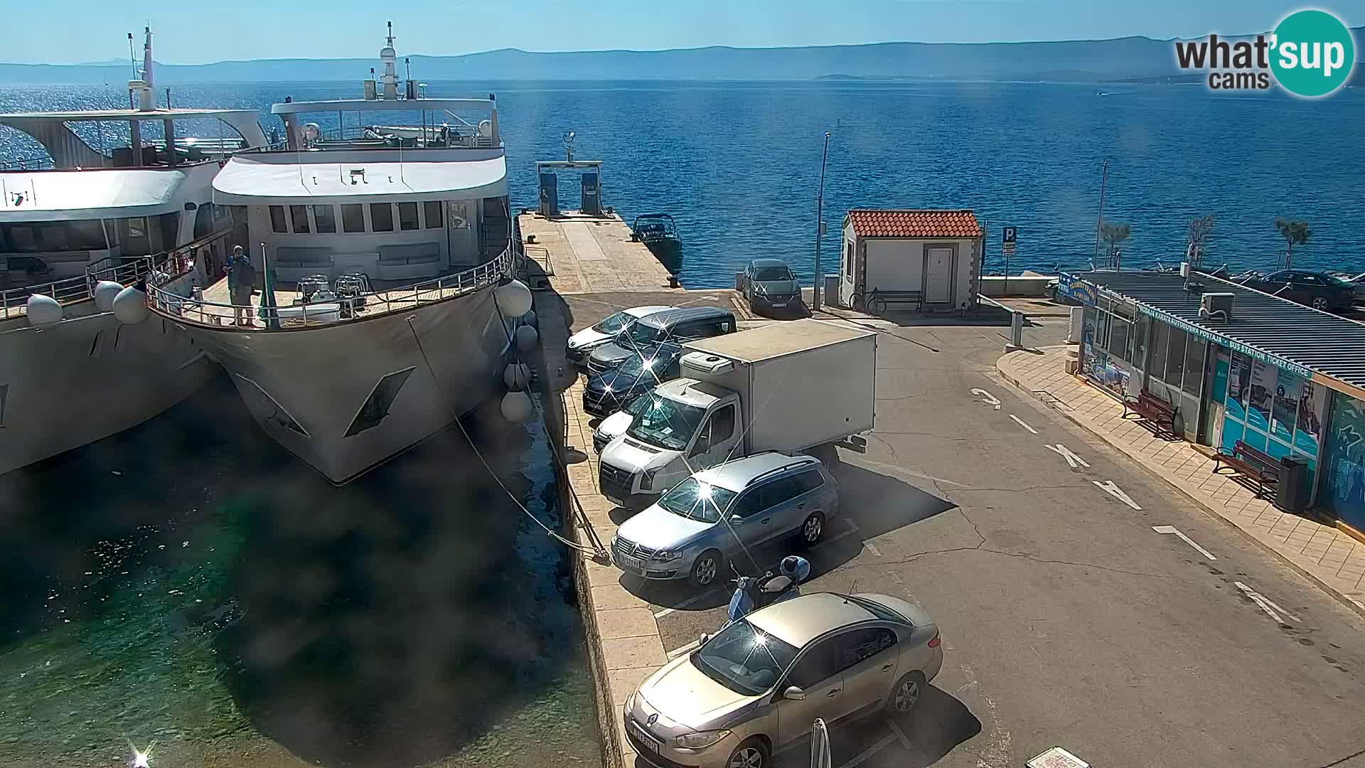 Spletna kamera Bol – Center mesta in marina v živo