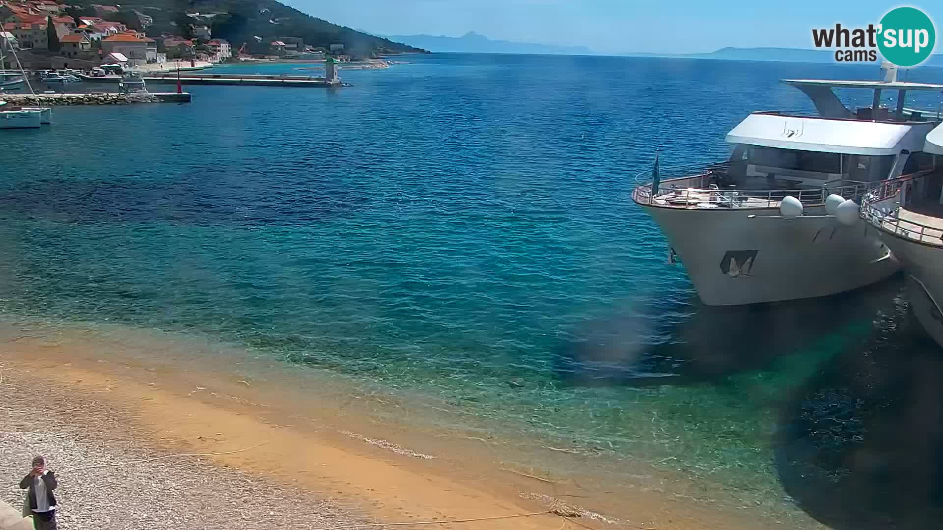 Spletna kamera Bol – Center mesta in marina v živo