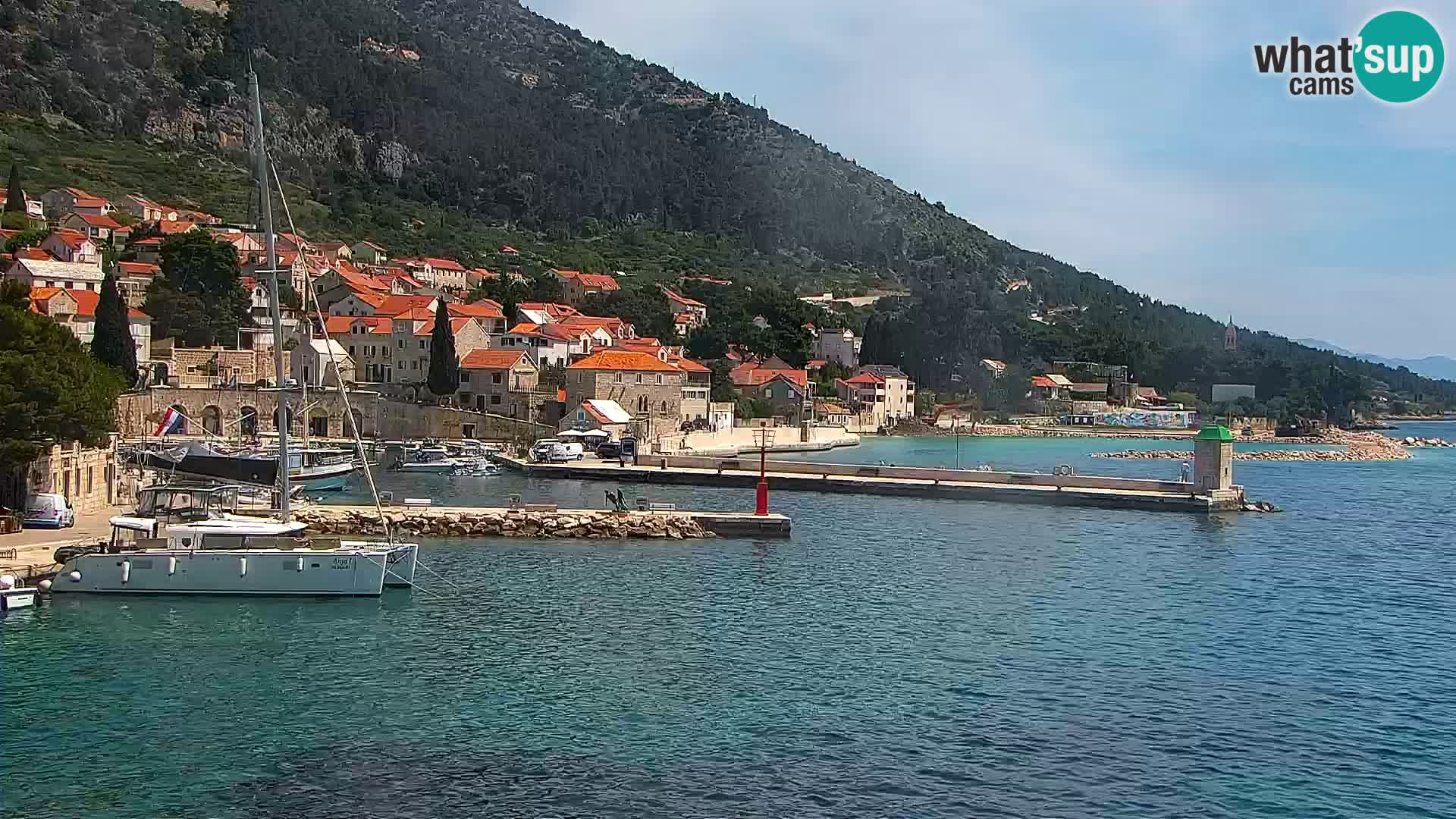 Spletna kamera Bol – Center mesta in marina v živo