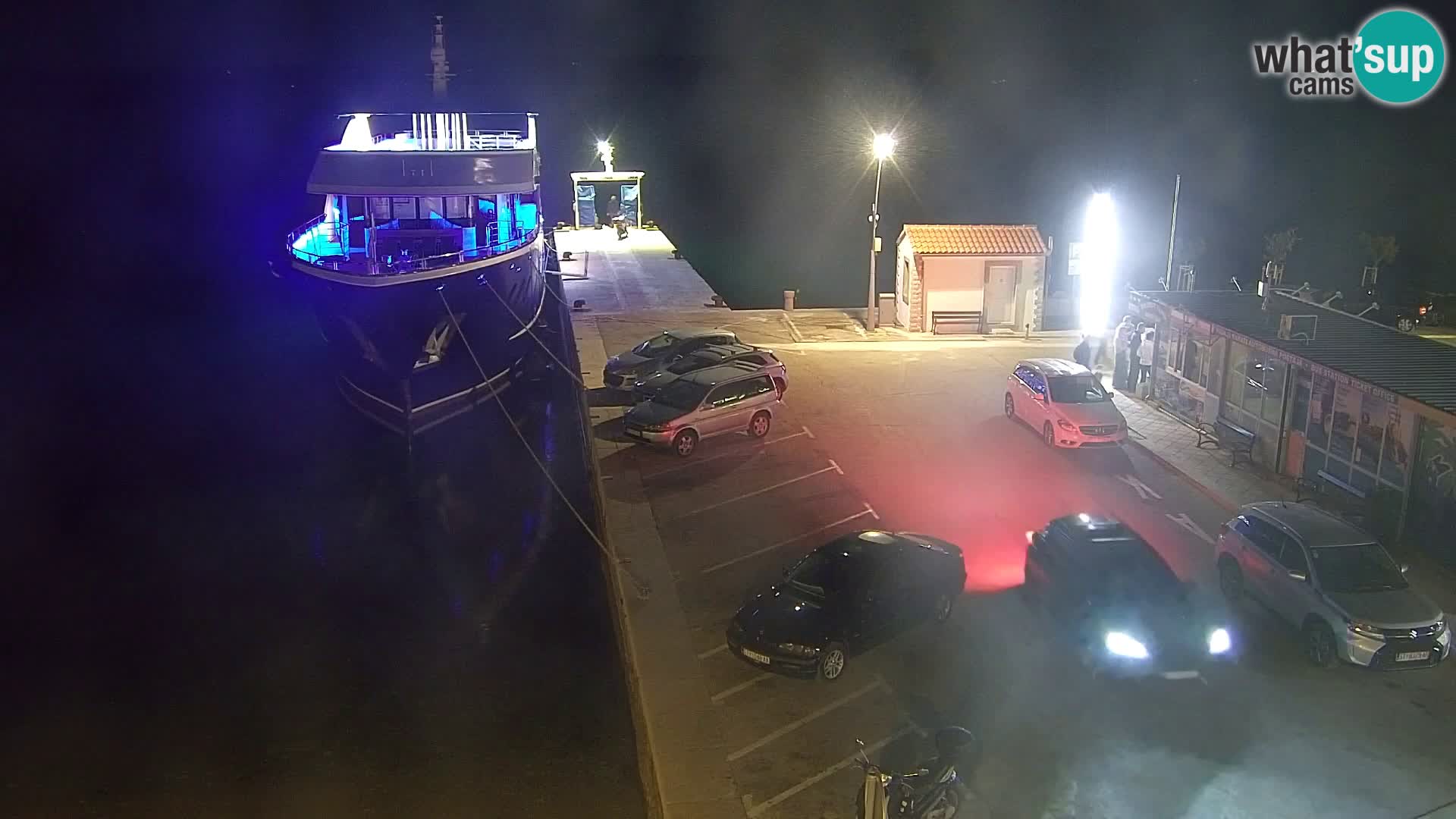 Spletna kamera Bol – Center mesta in marina v živo