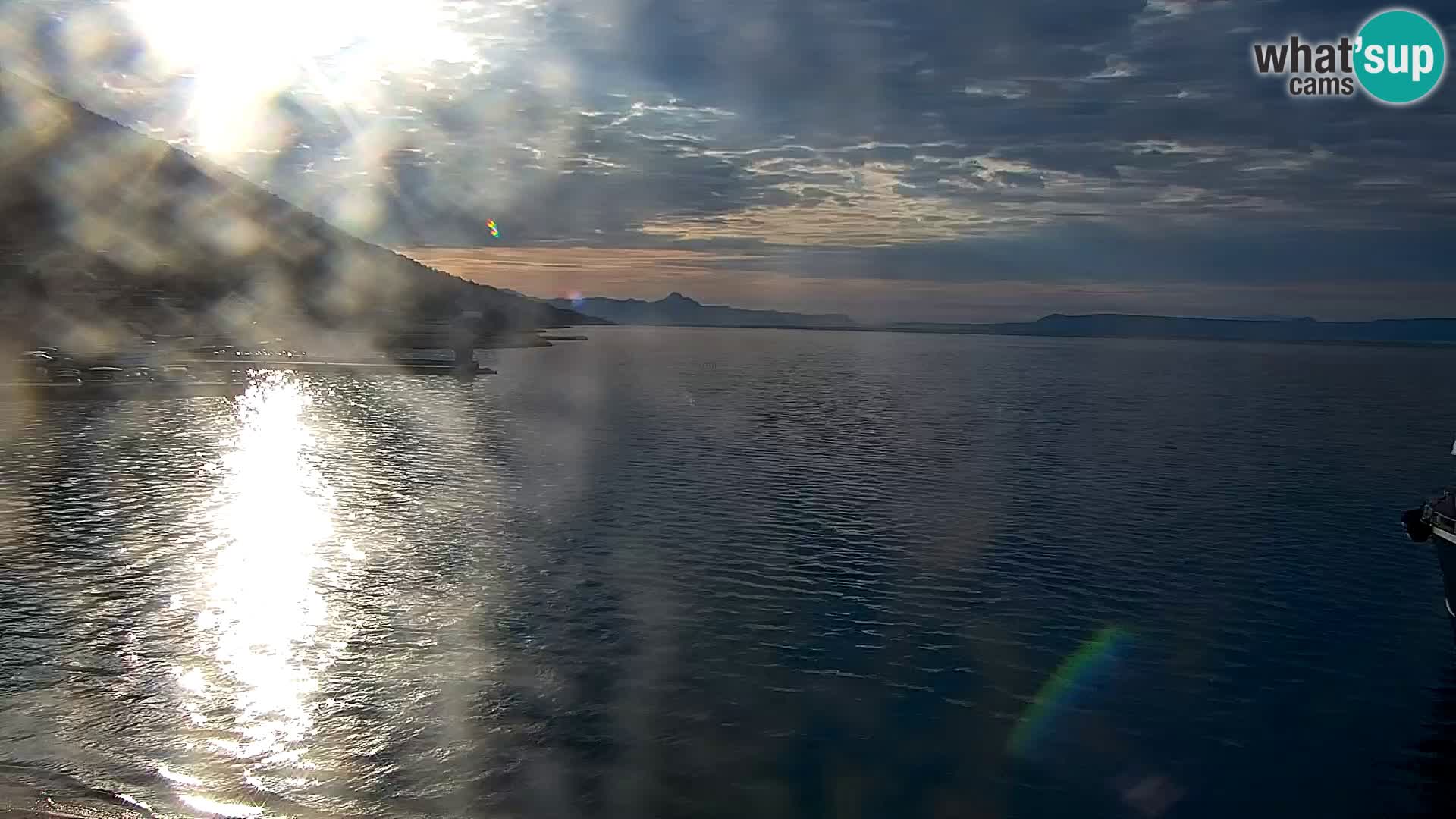 Spletna kamera Bol – Center mesta in marina v živo