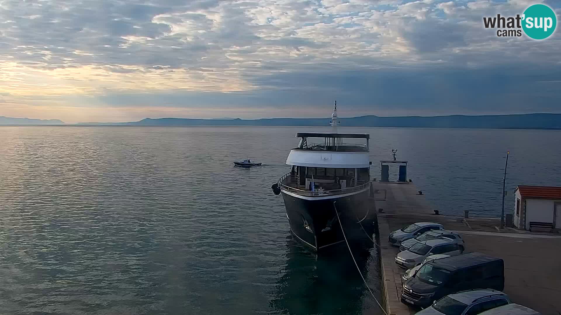 Web kamera Bol – Centar mjesta i marina | Pogled uživo