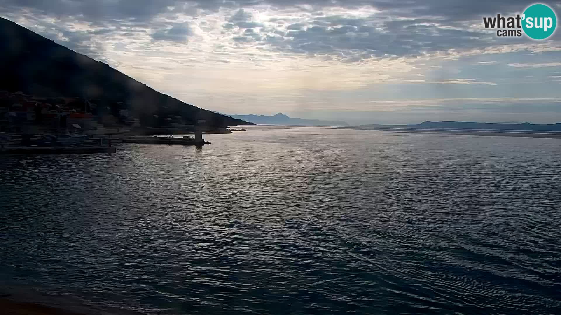 Spletna kamera Bol – Center mesta in marina v živo