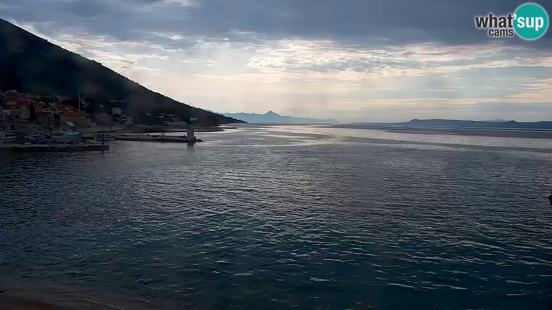 Spletna kamera Bol – Center mesta in marina v živo