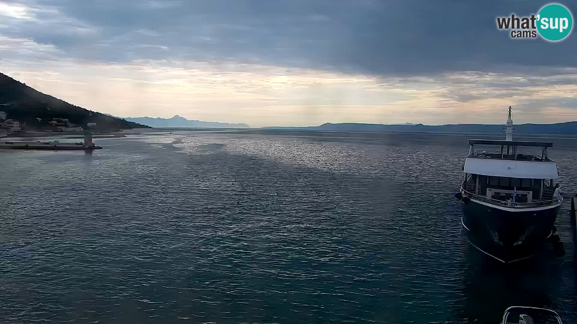 Web kamera Bol – Centar mjesta i marina | Pogled uživo