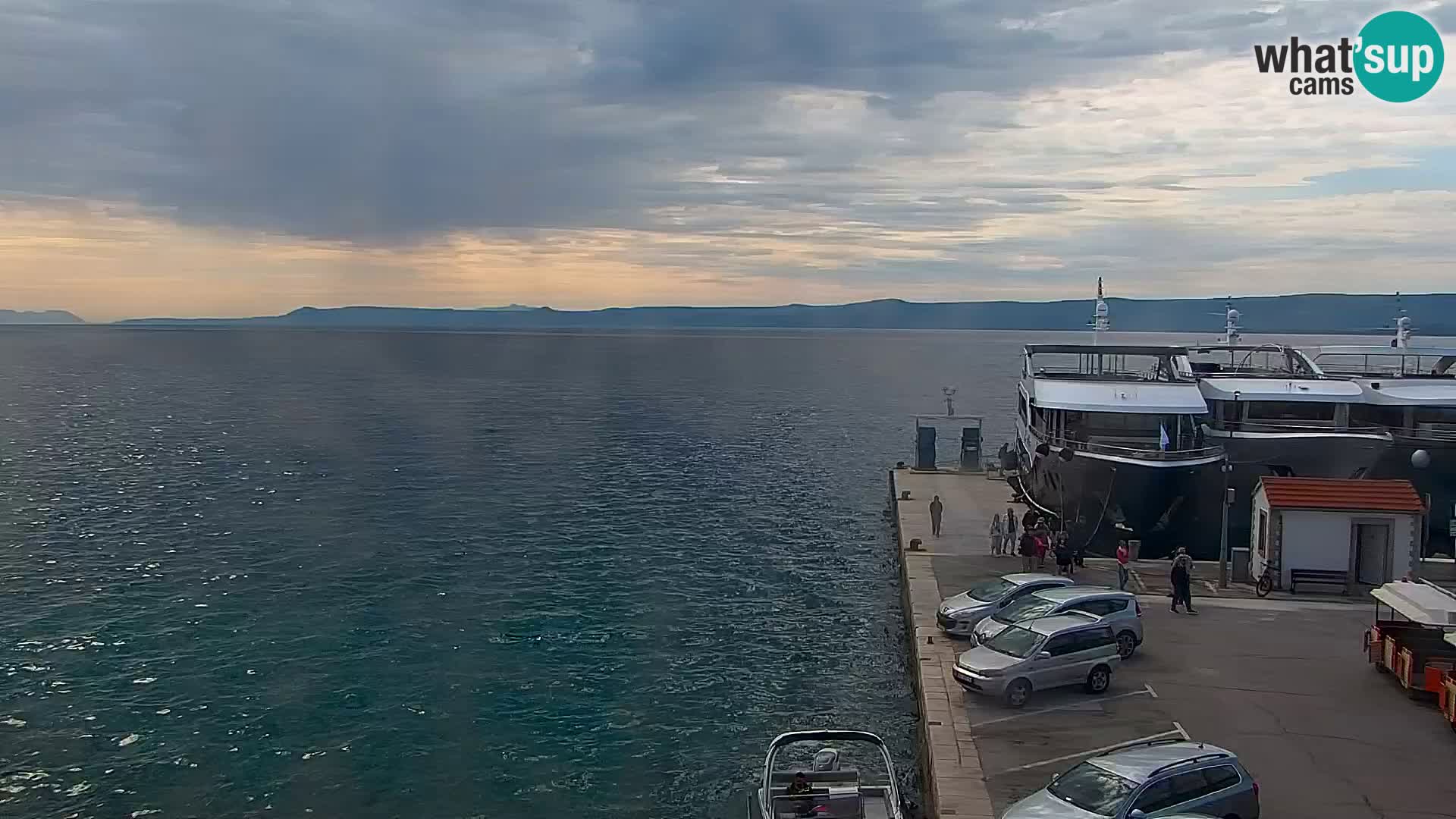 Spletna kamera Bol – Center mesta in marina v živo