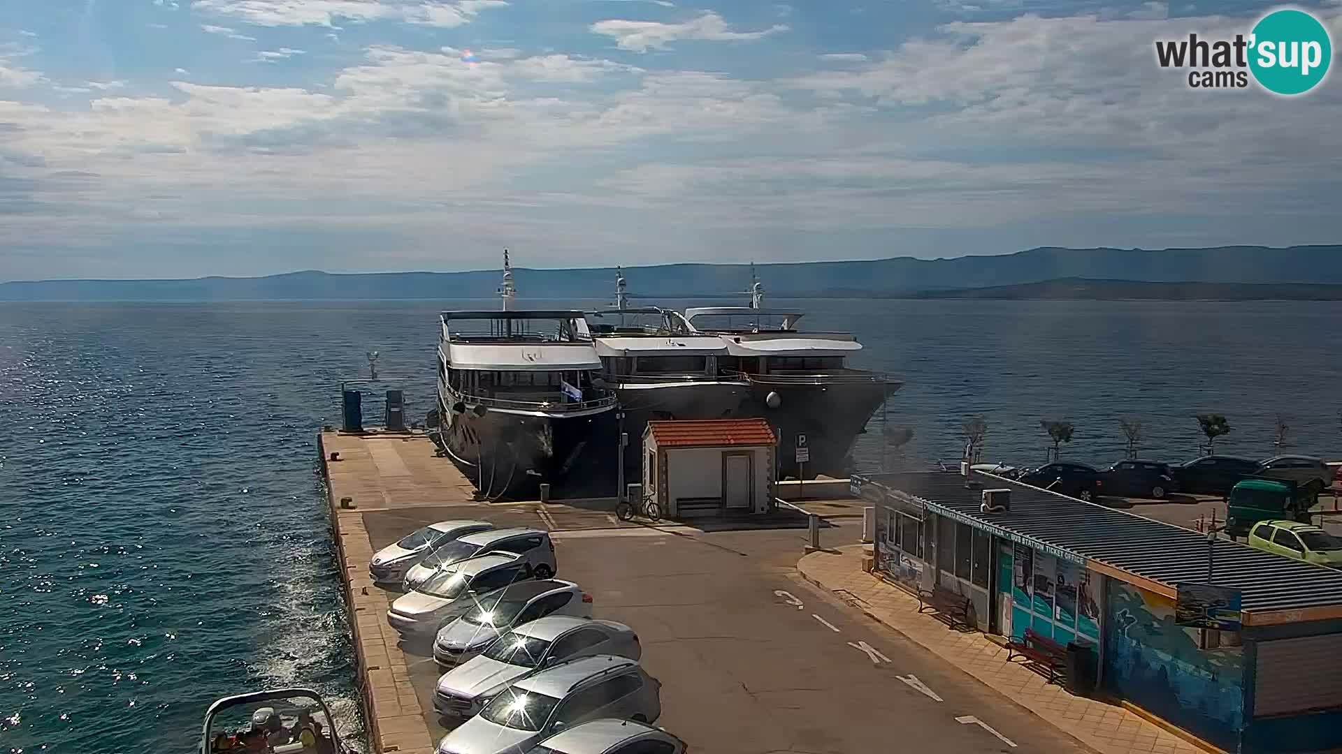 Spletna kamera Bol – Center mesta in marina v živo