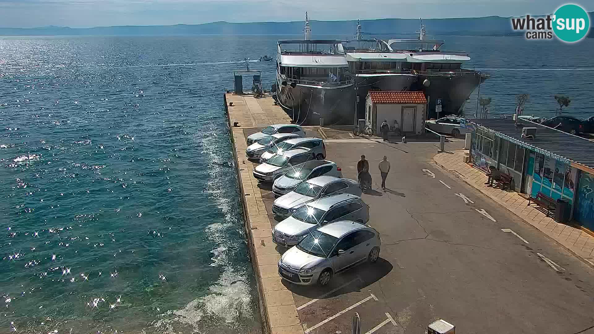 Spletna kamera Bol – Center mesta in marina v živo