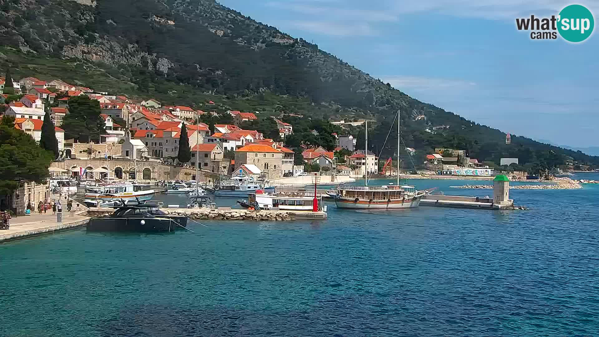 Spletna kamera Bol – Center mesta in marina v živo