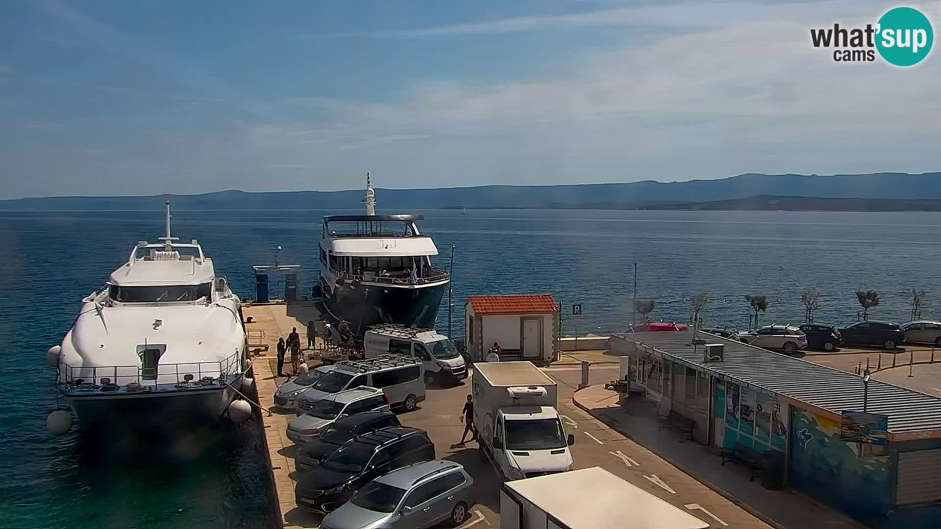 Web kamera Bol – Centar mjesta i marina | Pogled uživo